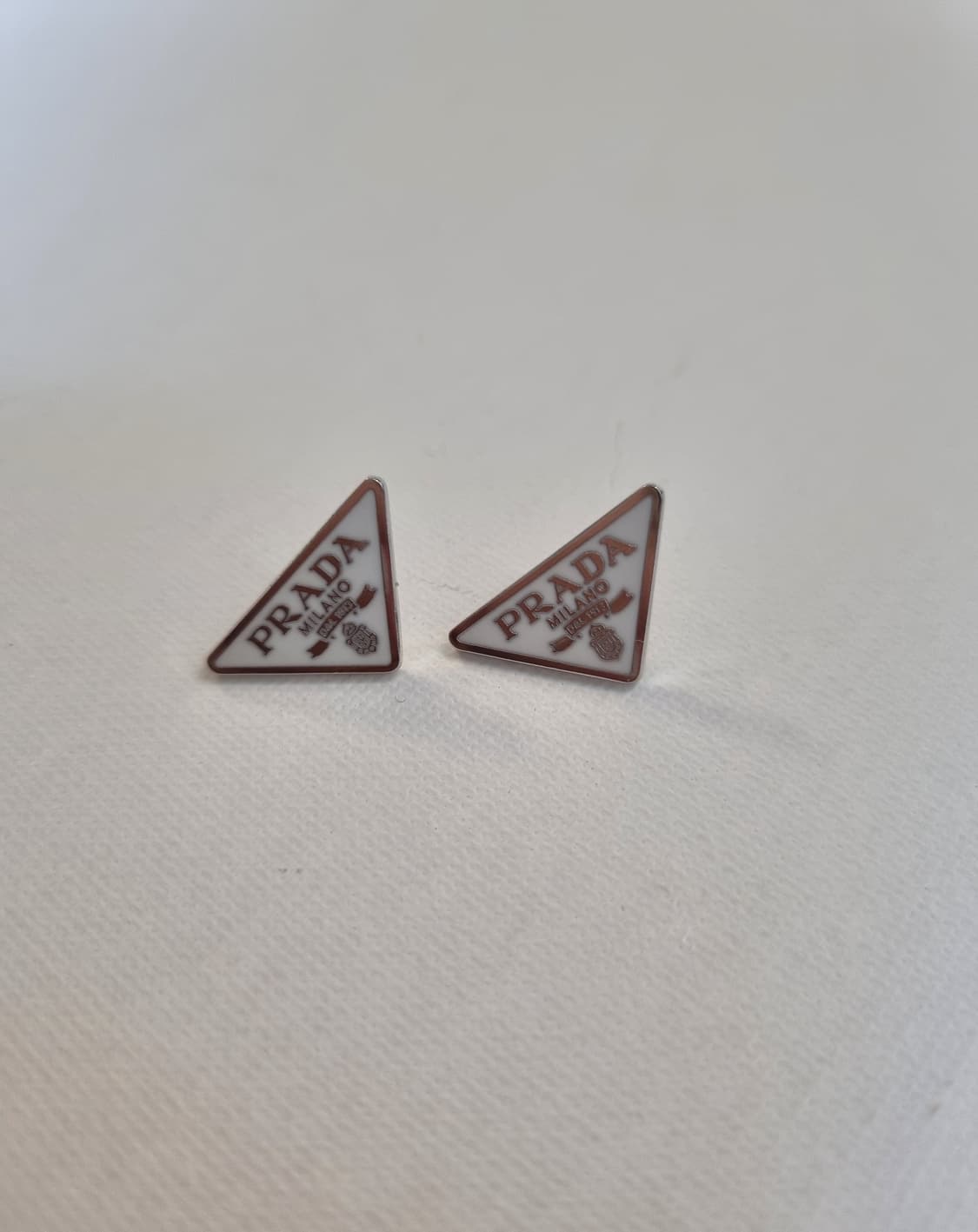 프라다 업사이클링 삼각로고 미니 귀걸이 화이트 상품이미지4