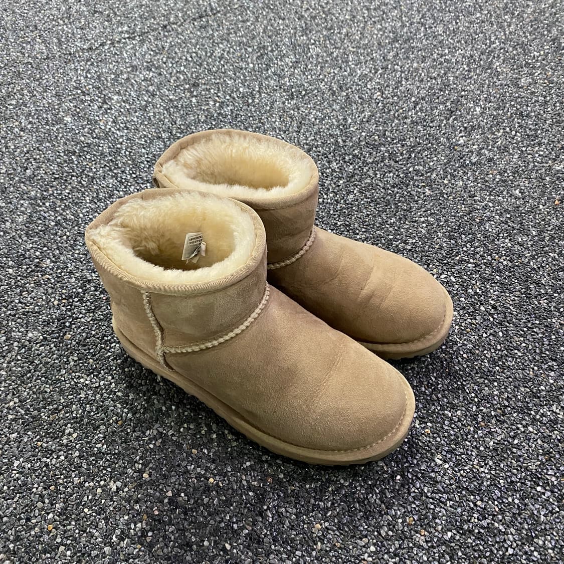 어그 스웨이드 로고 패치 앵클 부츠 B3442 상품이미지2