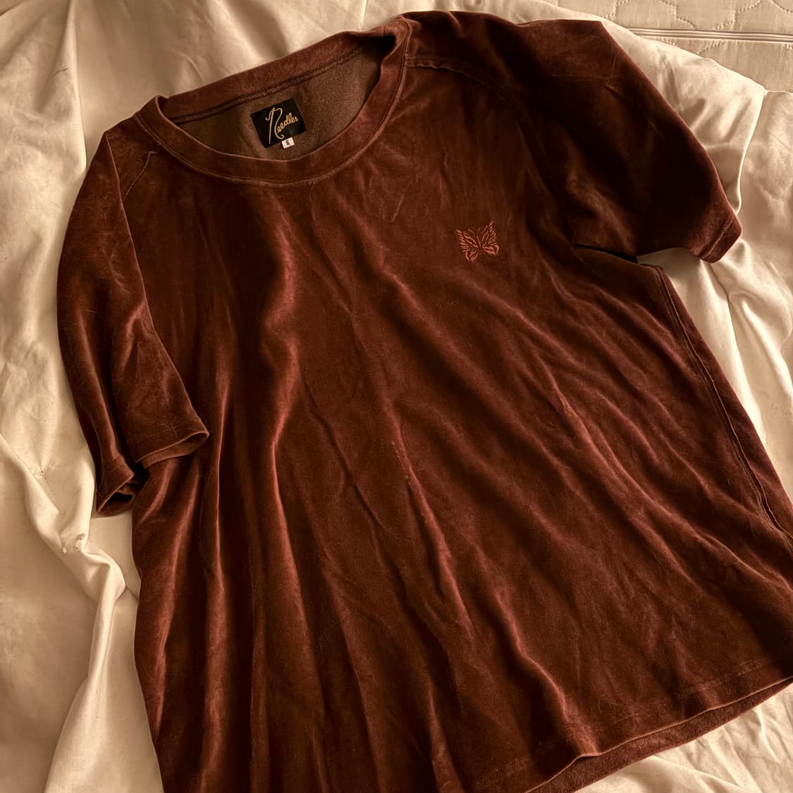 니들스 벨벳 브라운 반팔 상품이미지2