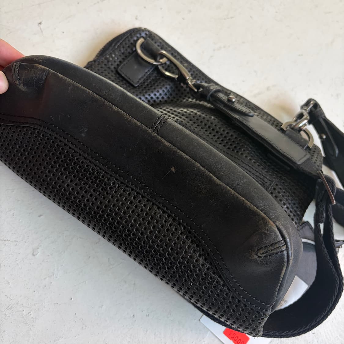 띠어리 빈티지 펀칭 가죽 크로스백 OS 상품이미지9