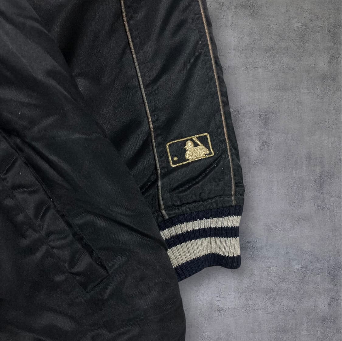 MLB 블랙 컬러 뉴욕양키스 빅로고 바시티 자켓 상품이미지3