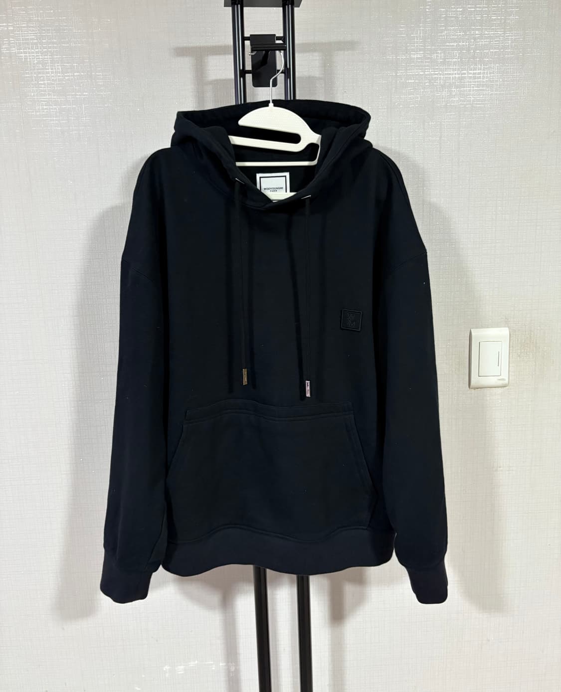 우영미 깃털 백로고 후드티 블랙 상품이미지2