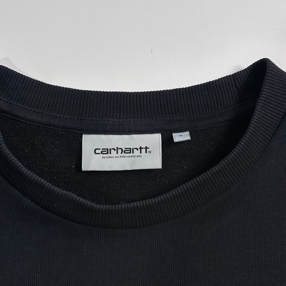 칼하트 스몰로고 블랙 맨투맨 상품이미지5
