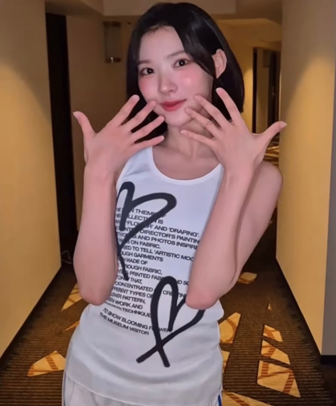 더뮤지엄비지터 하트 프린티드 슬리브리스 화이트 상품이미지2