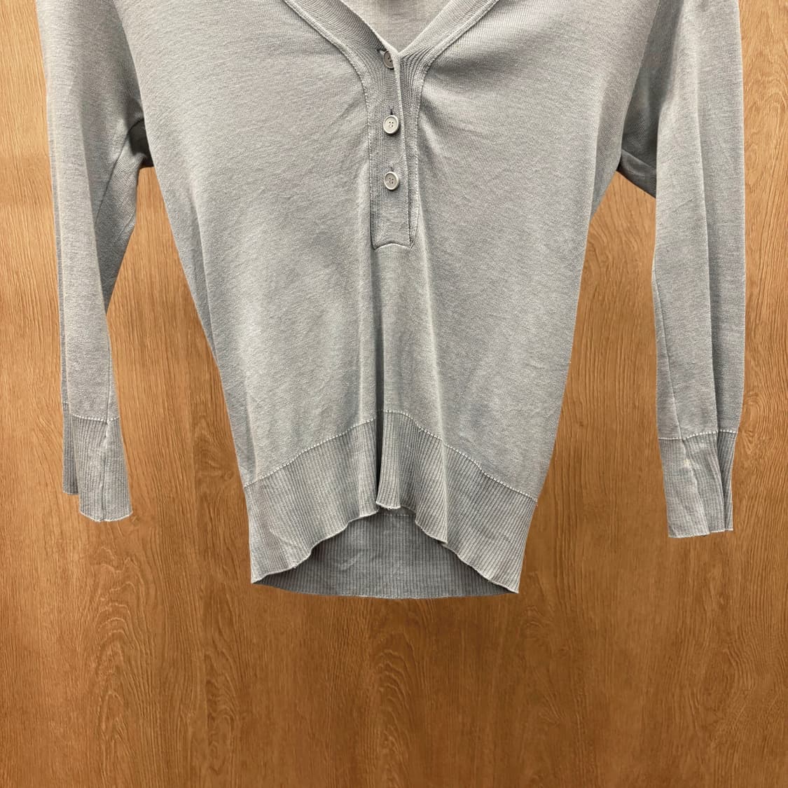 아페쎄 브이넥 니트 프론트 버튼 소매 밑단 시보리 디테일 라이트 블루 상품이미지5