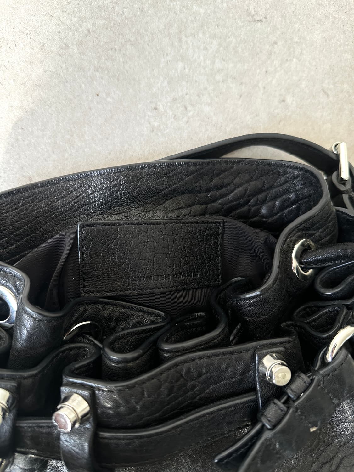 알렉산더왕 디에고 스터드 레더 버킷백 상품이미지6