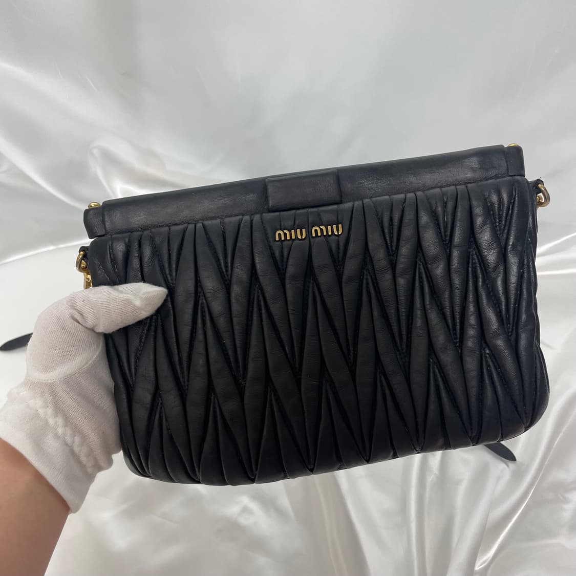 미우미우 블랙 마테라쎄 크로스백 단품 상품이미지2