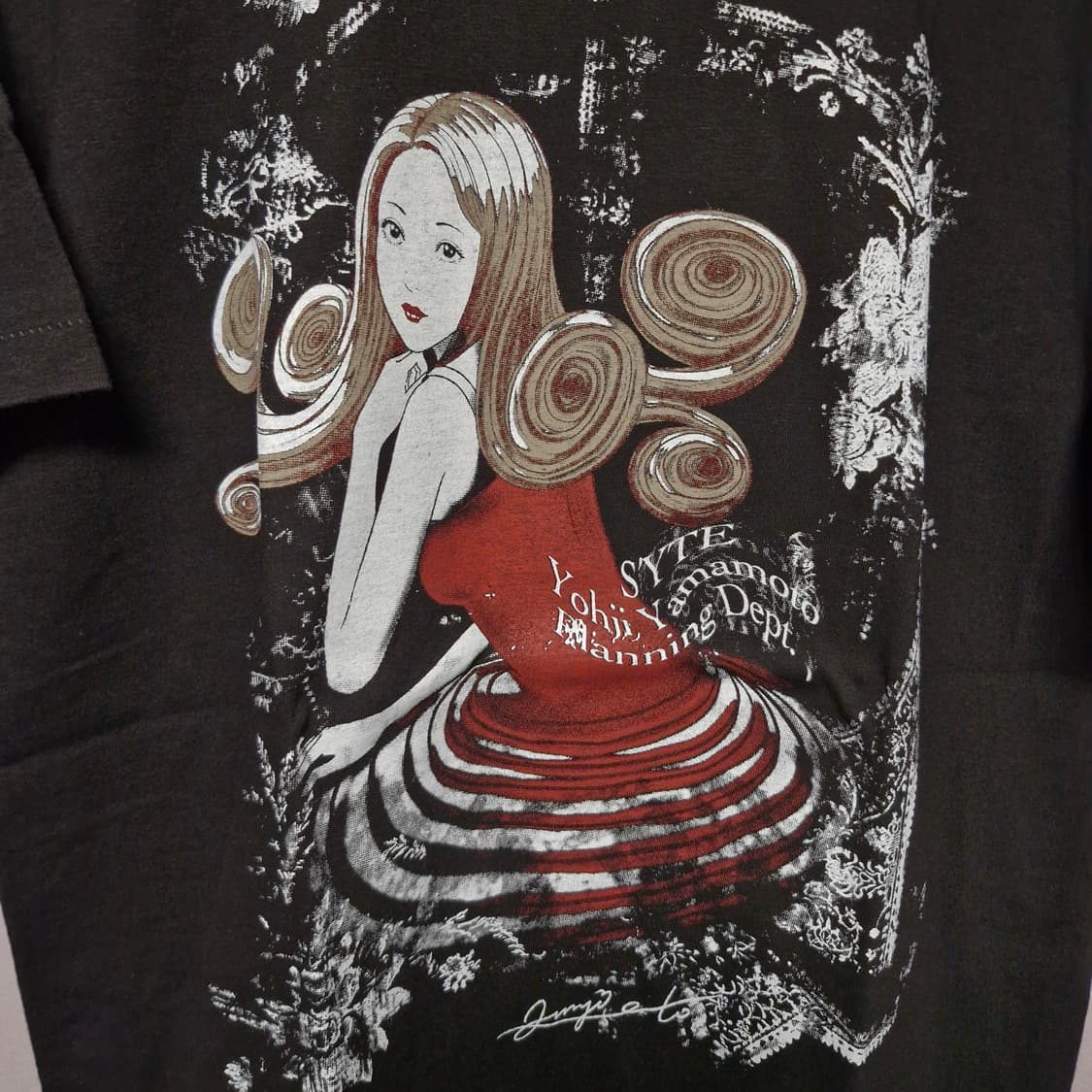 요지야마모토 x 이토준지 티셔츠 상품이미지3