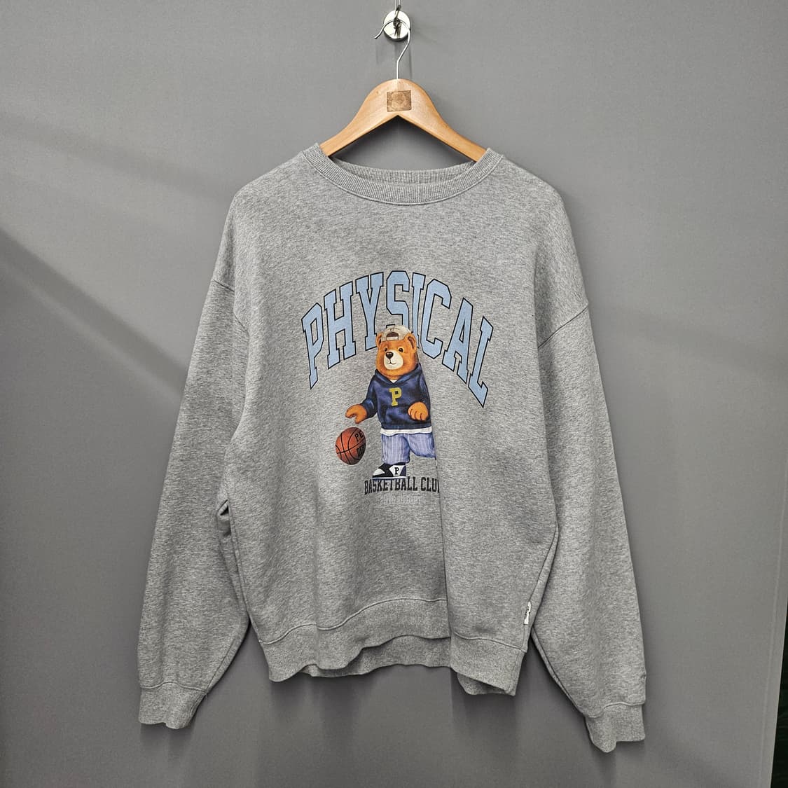 피지컬디파트먼트 PHYPS 베어스 맨투맨 그레이 상품이미지1