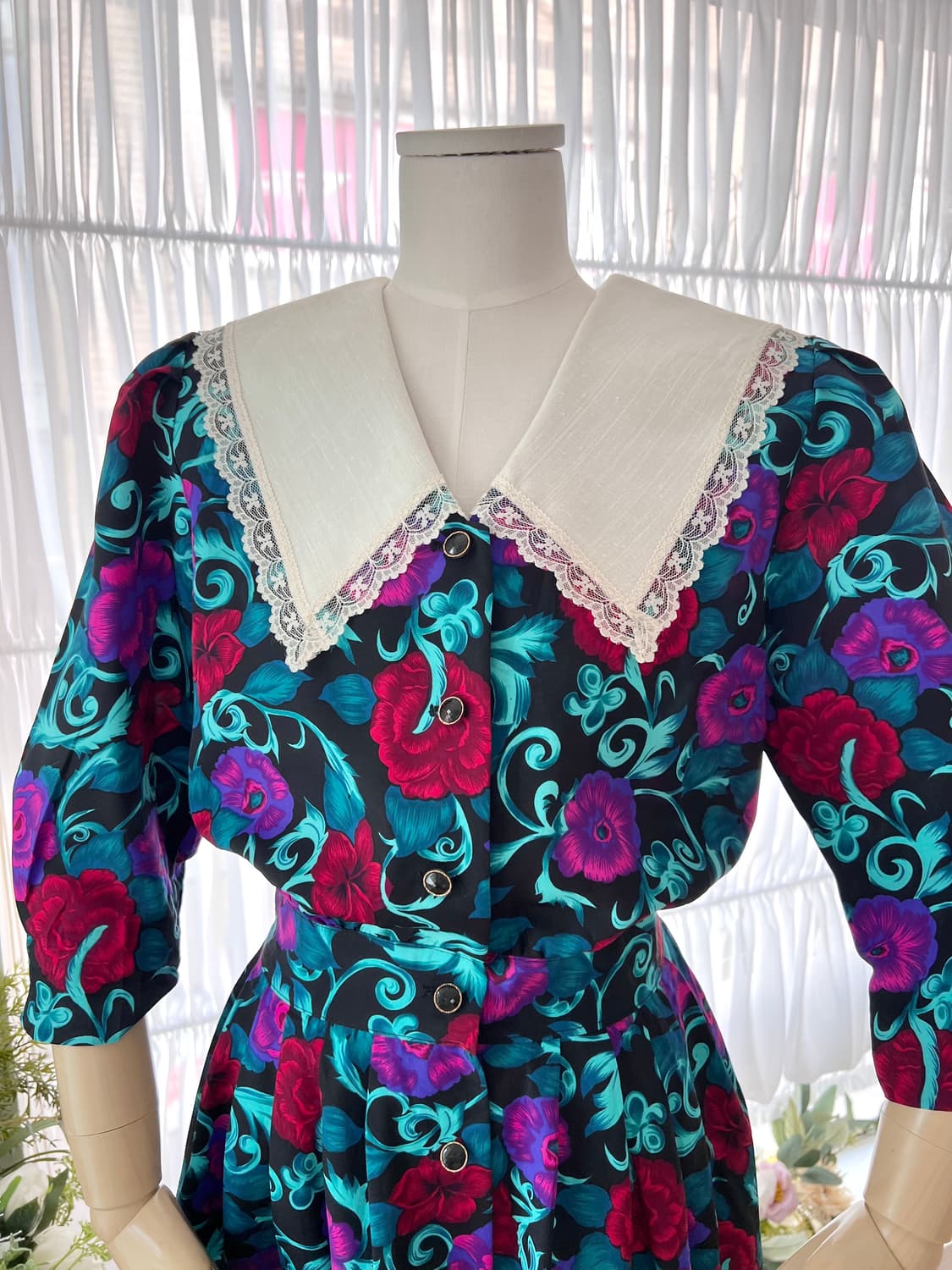 화이트 카라 플라워 버튼 원피스 상품이미지4