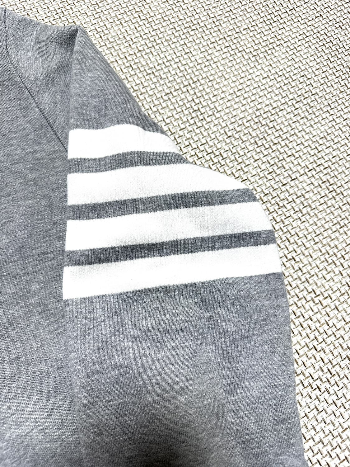 [3/당일배송] 톰브라운 사선완장 그레이 맨투맨 상품이미지2