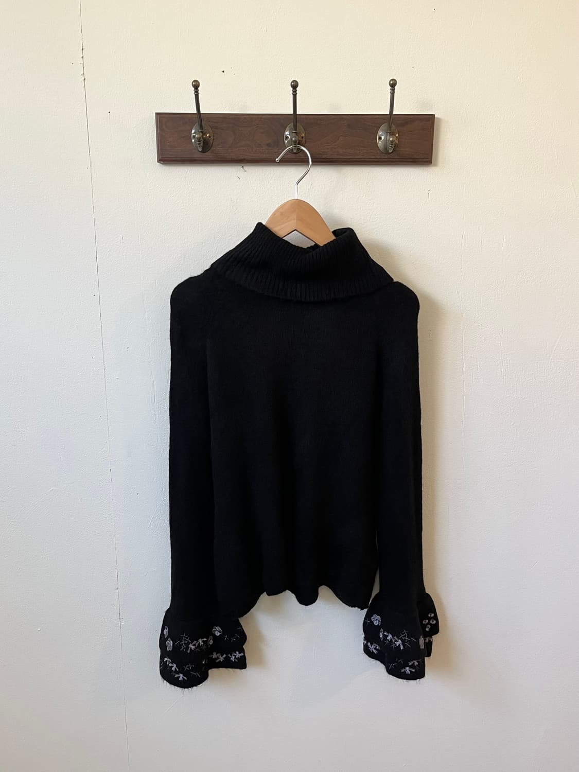 QUEENS COURT 핸드 플라워 터틀넥 상품이미지1