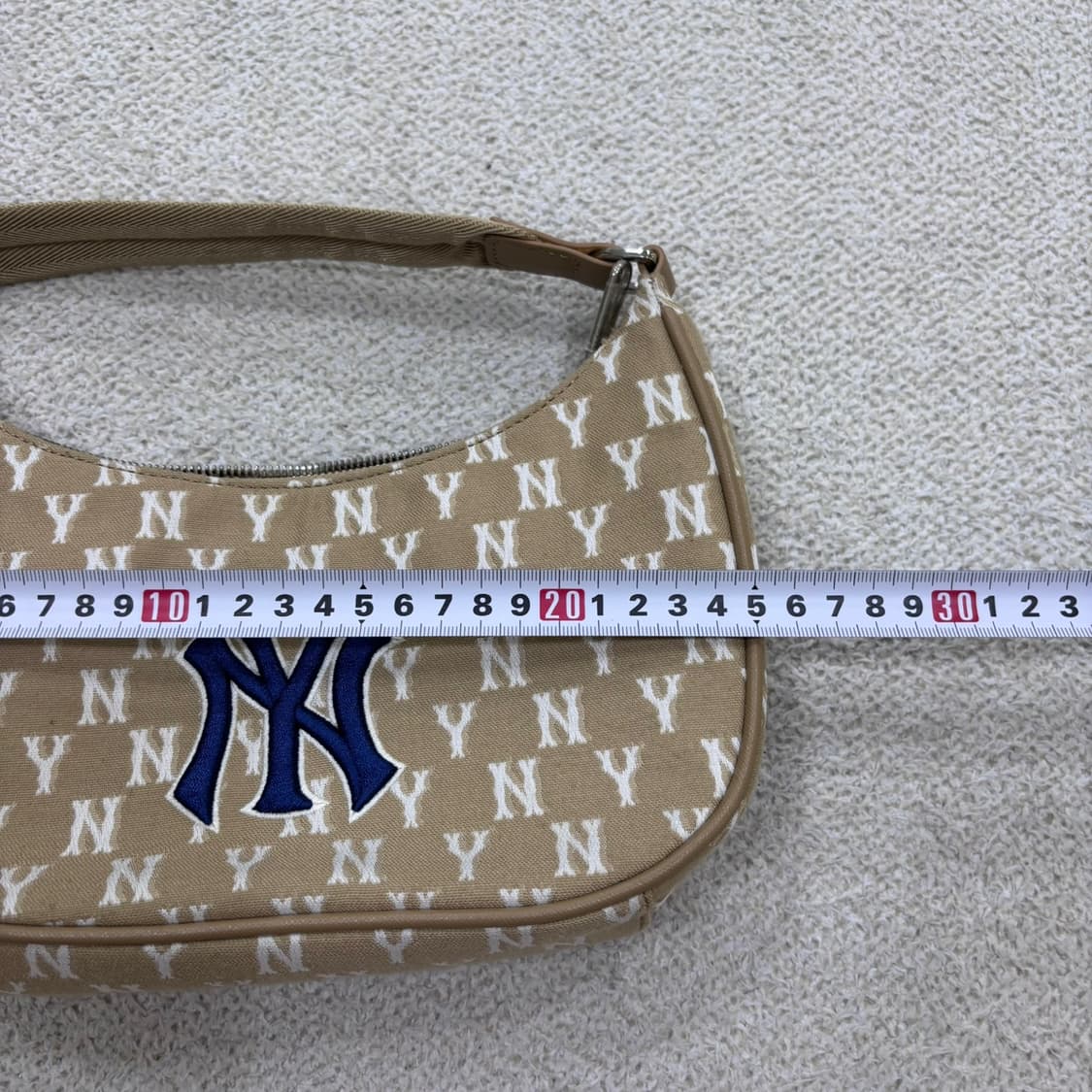 F MLB NY 모노그램 패턴 베이지 호보백 0604E2 상품이미지7