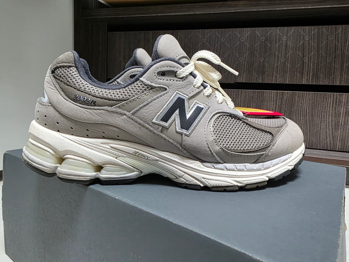 뉴발란스 2002R 265mm 그레이 사용감 적음 상품이미지1