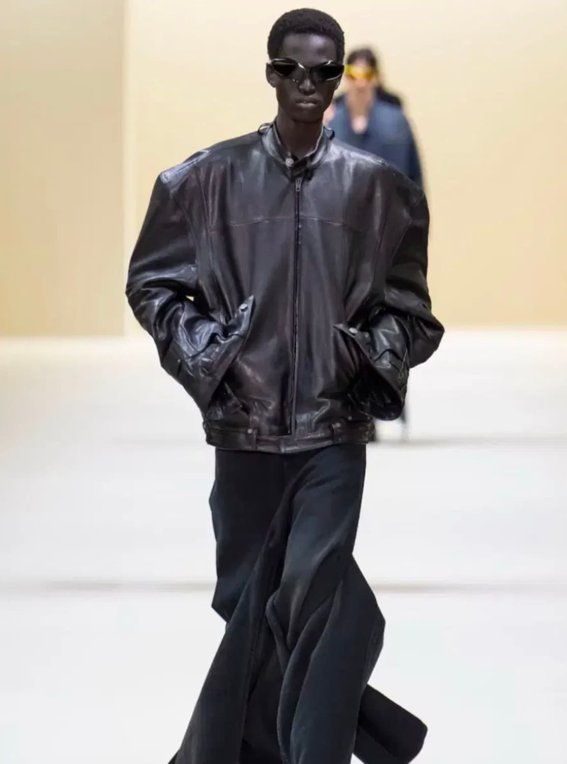 발렌시아가 디컨스트럭티드 레더 자켓 칸예 자켓 상품이미지1