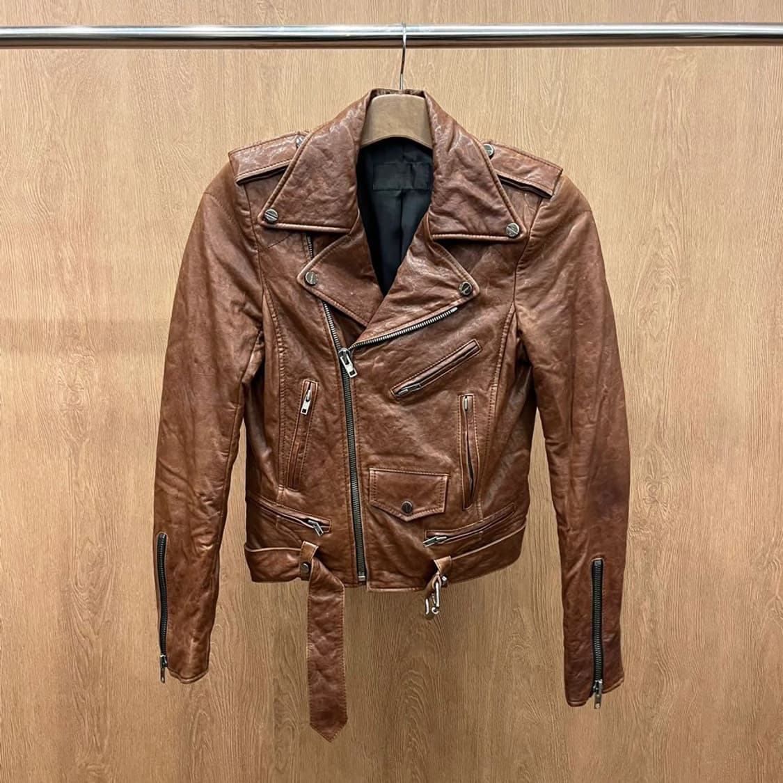 시스템 레더자켓 견장 허리 스트랩 지퍼 커프스 디테일 슬림핏 브라운 상품이미지2