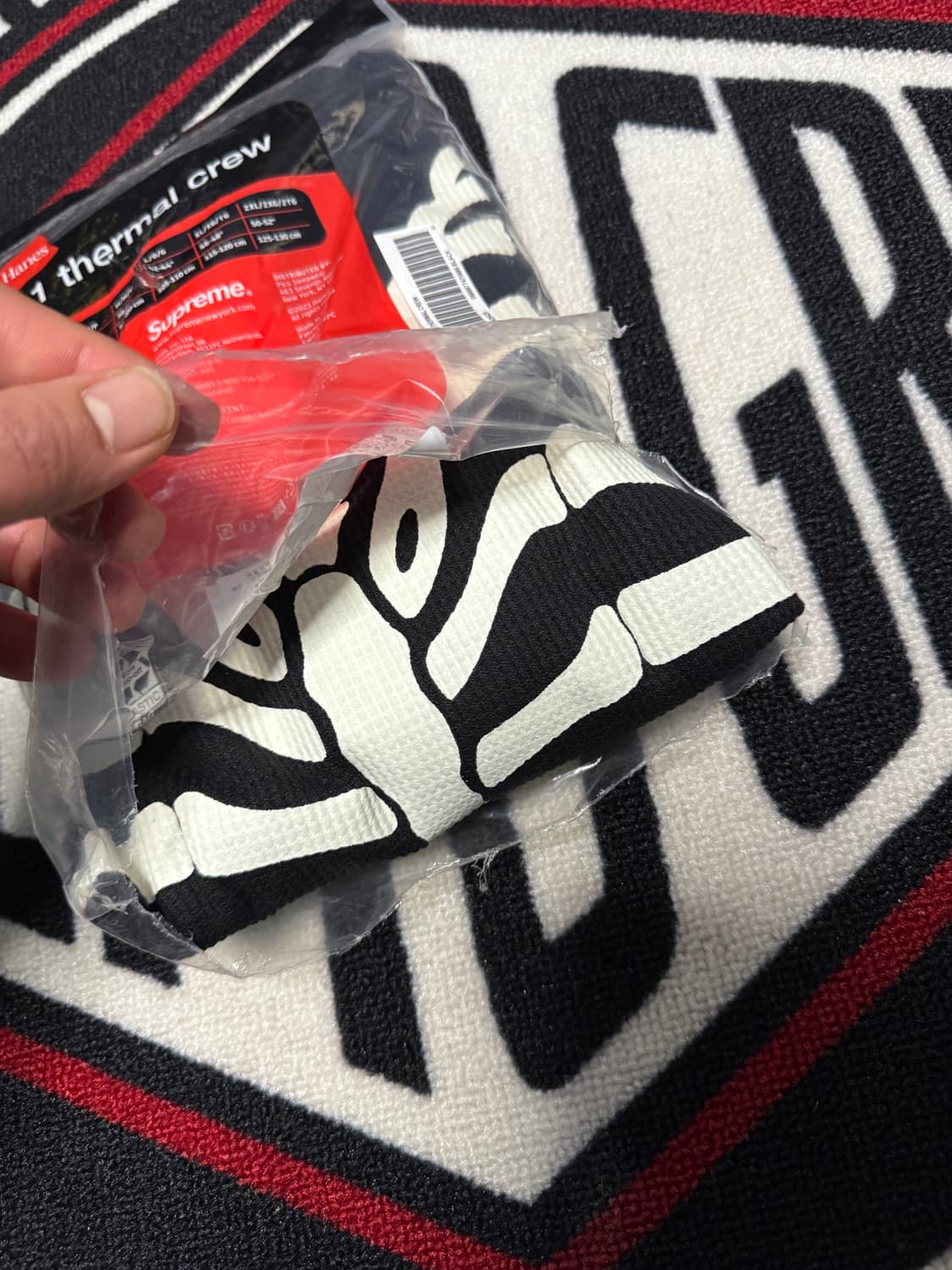 슈프림 헤인즈 본즈 써멀 크루 블랙 상품이미지4