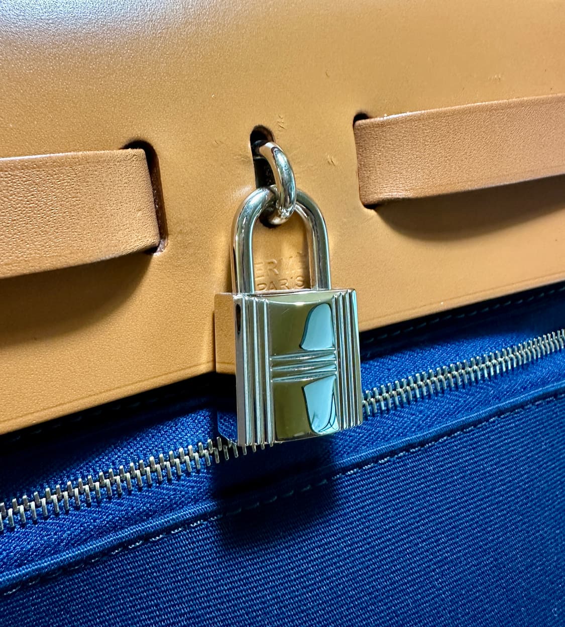 에르메스 에르백 31 네이비 베이지 은장 신품급 차정원 상품이미지8