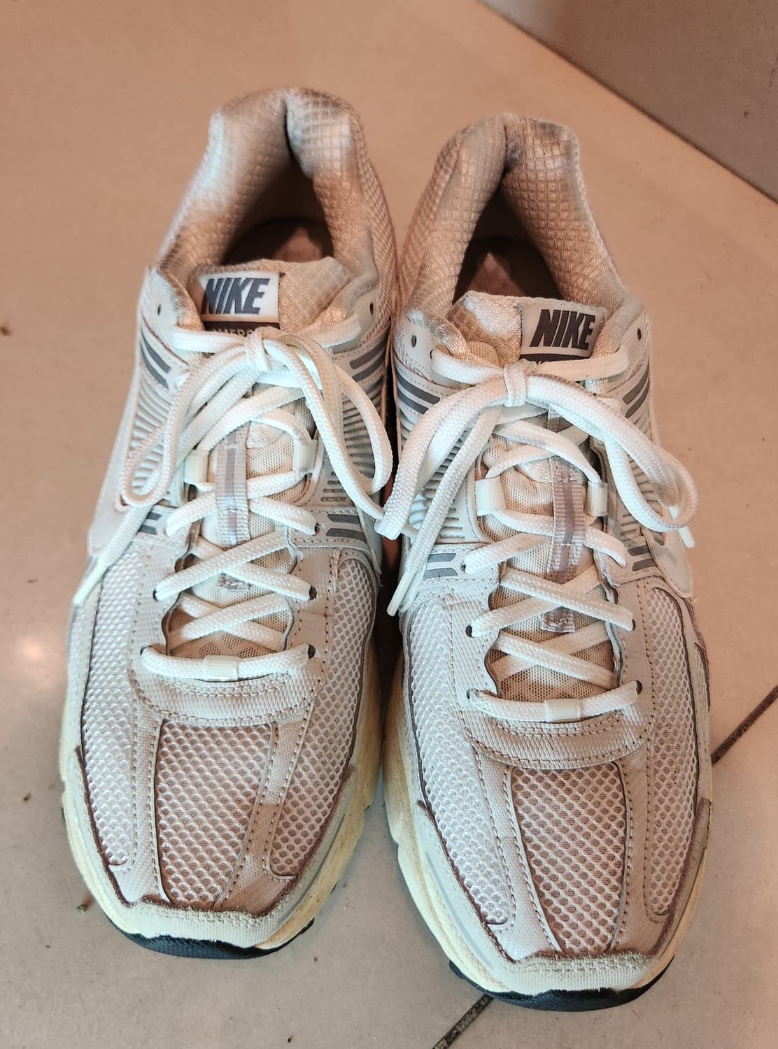 [나이키] 줌 보메로 5 플래티넘 틴트 포톤 더스트 상품이미지2