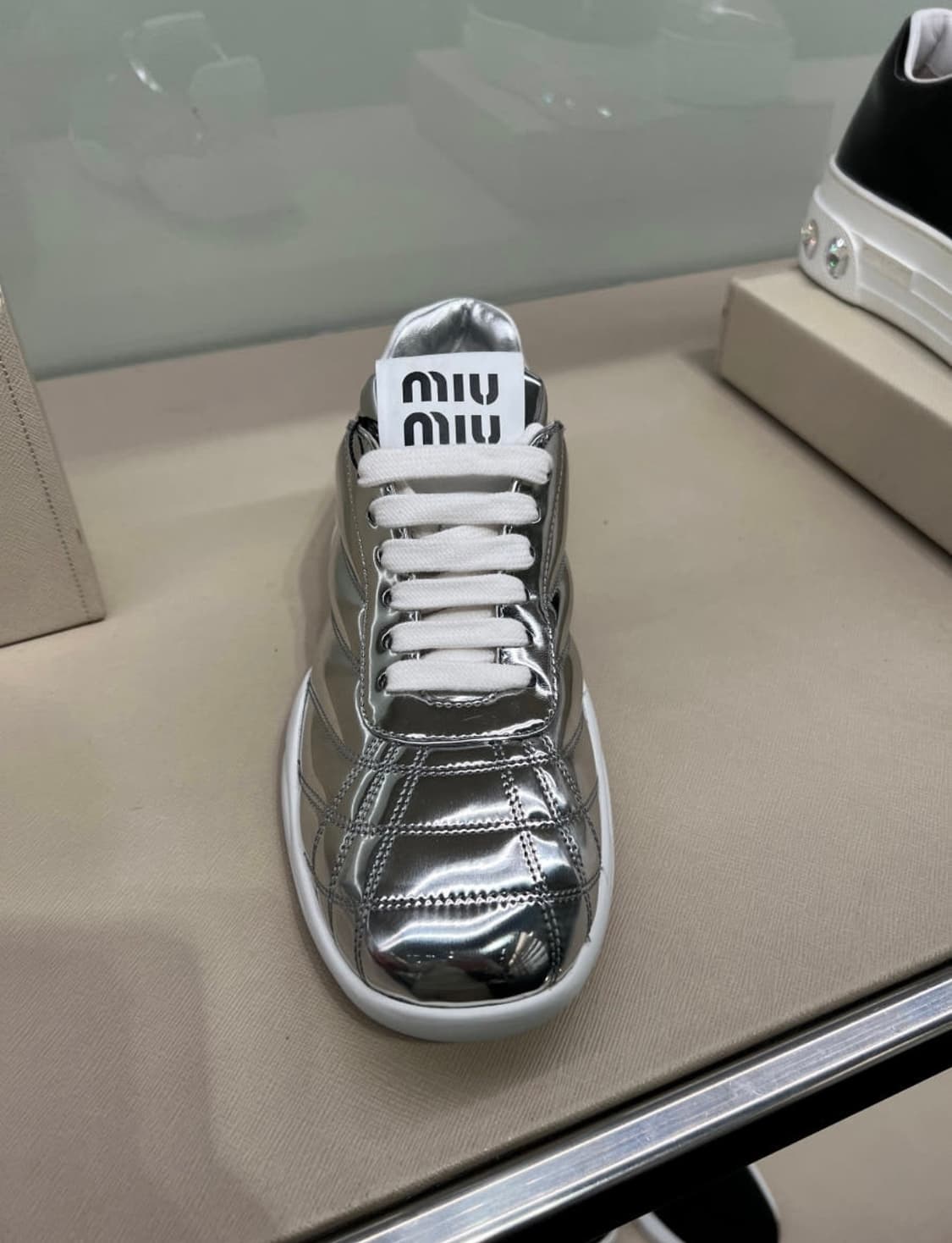 정품 미우미우 퀼팅 메탈릭 스니커즈 실버 36.5 상품이미지2