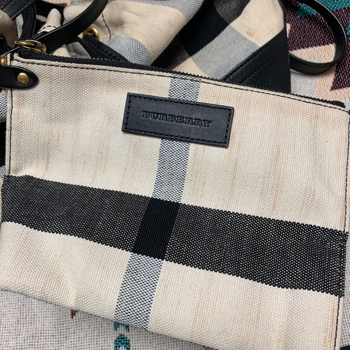 버버리 헤스톤 체크 캔버스 버킷백 크로스백 상품이미지5