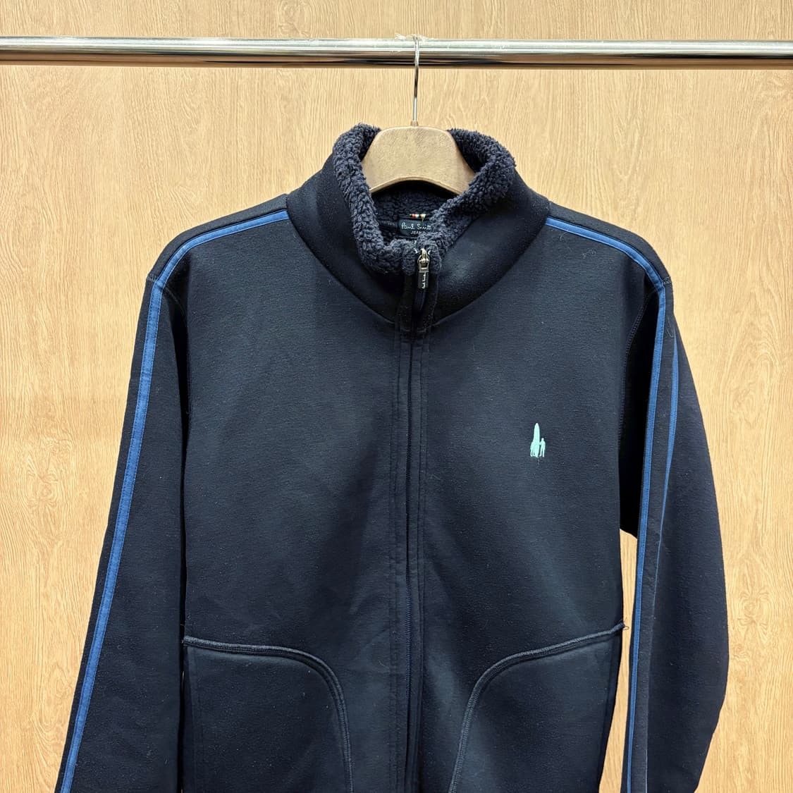 폴스미스 진스 하이넥 플리스 집업 자켓 소매 배색 스트라이프 디테일 블랙 상품이미지4