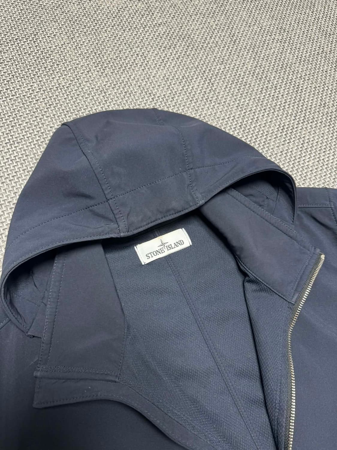 스톤아일랜드 라이트 소프트쉘 후드집업 상품이미지4