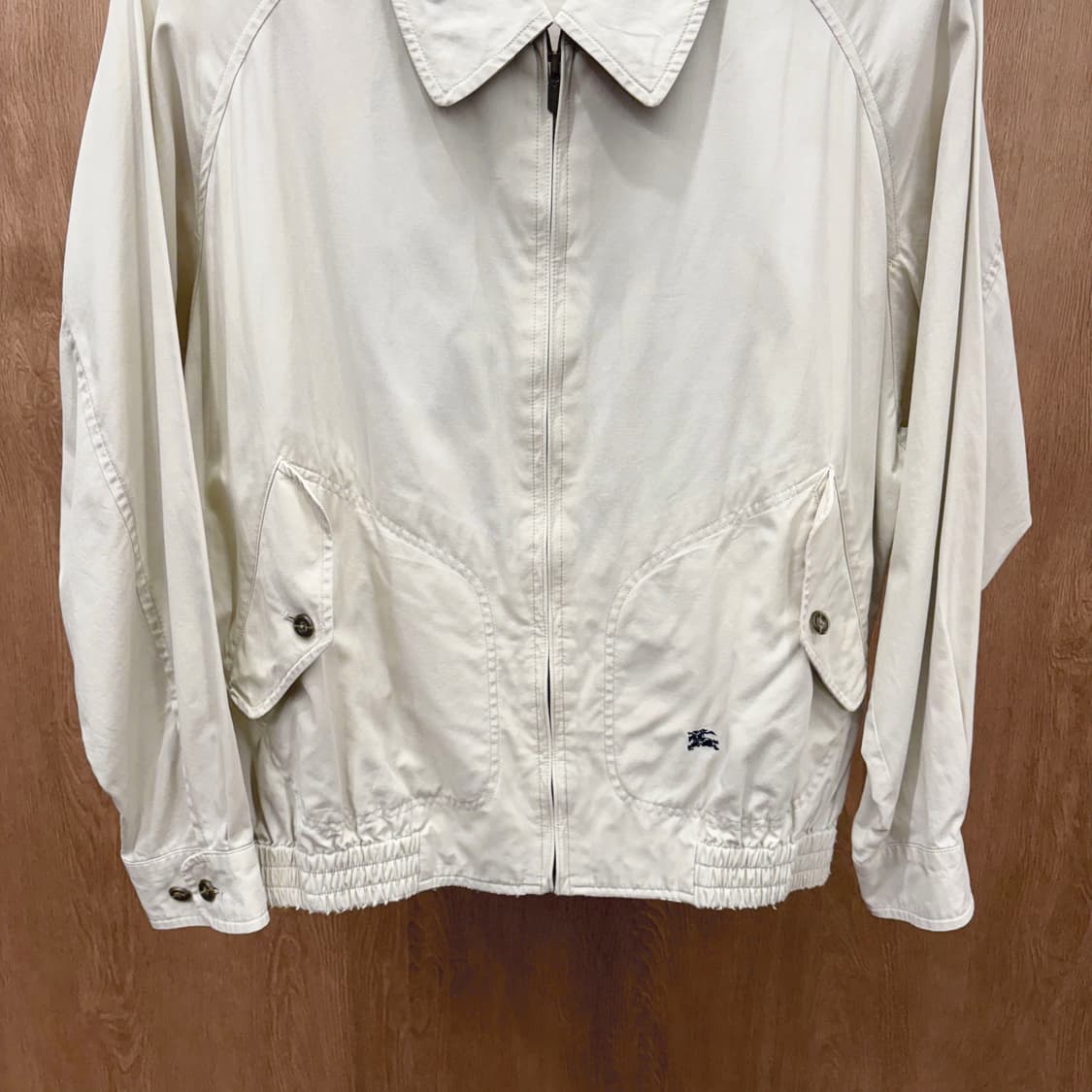 버버리 카라넥 블루종 자켓 플랩 포켓 밑단 밴딩 디테일 베이지 상품이미지5