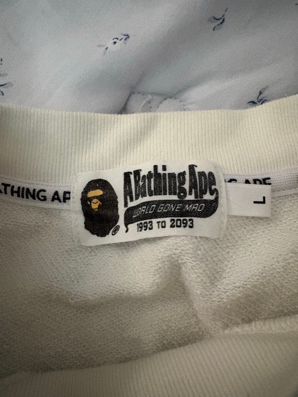 (렌티큘러 로고)(야광)베이프 릴렉스드 스페이스 카모 크루넥 화이트 상품이미지3