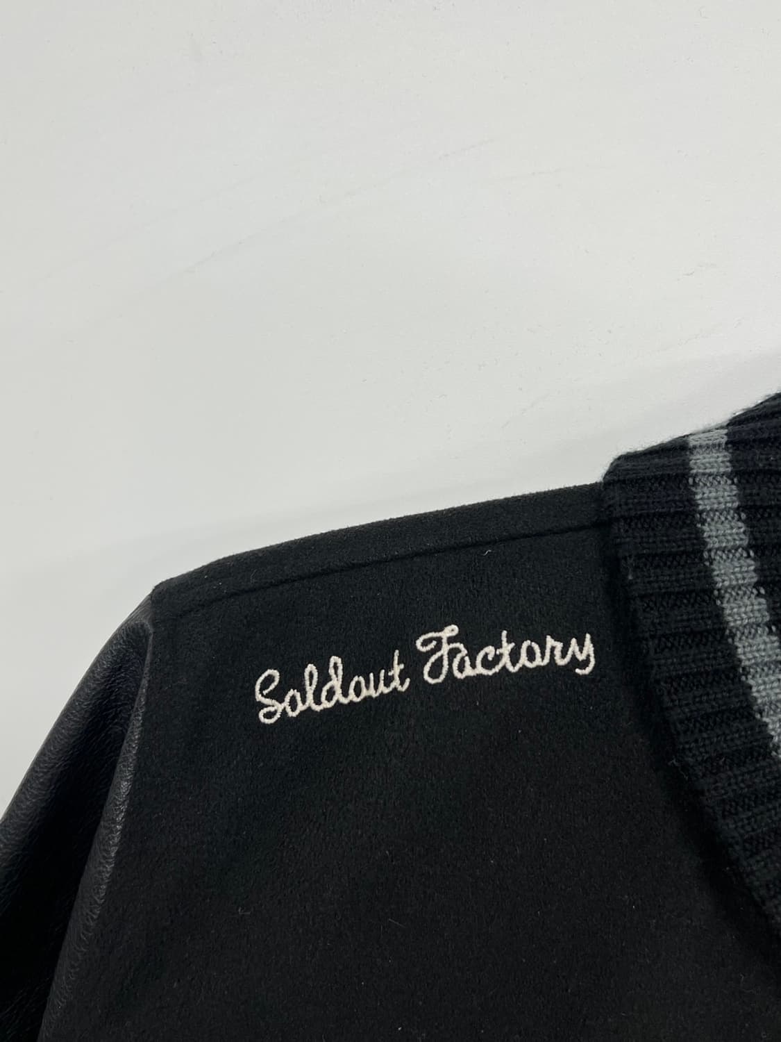 솔드아웃팩토리 안감 레오파드 퀼팅 소가죽 바시티 자켓 상품이미지4