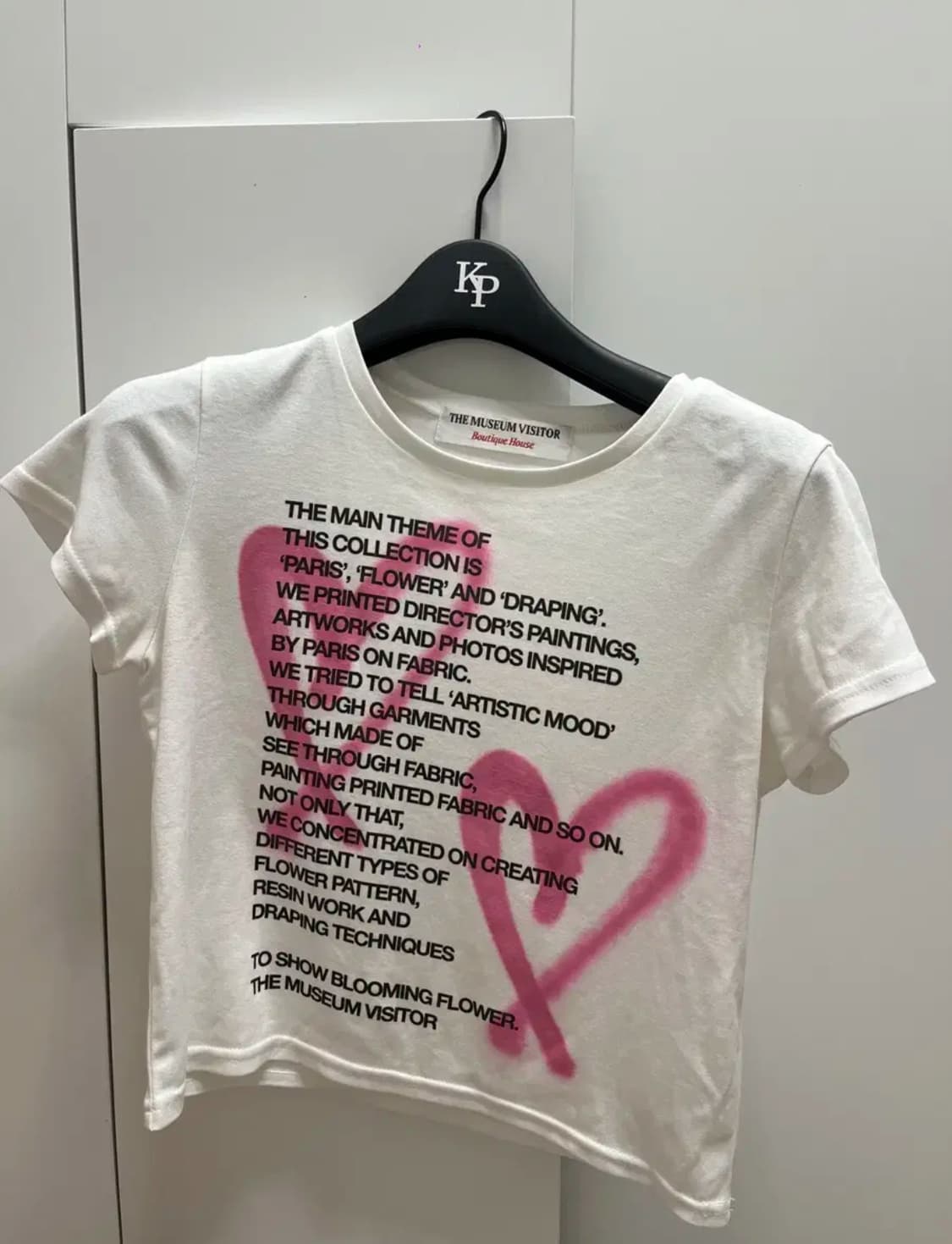 더뮤지엄비지터 CROP HEART SPRAYED T-SHIRT 상품이미지2