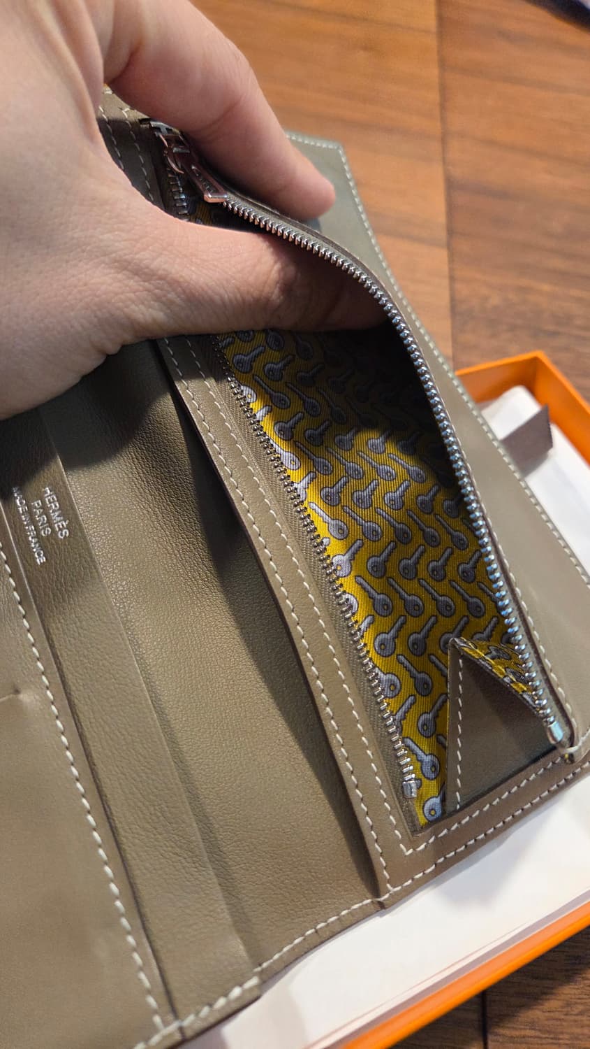에르메스 트윌 장지갑 에토프색상 팝니다. 상품이미지2