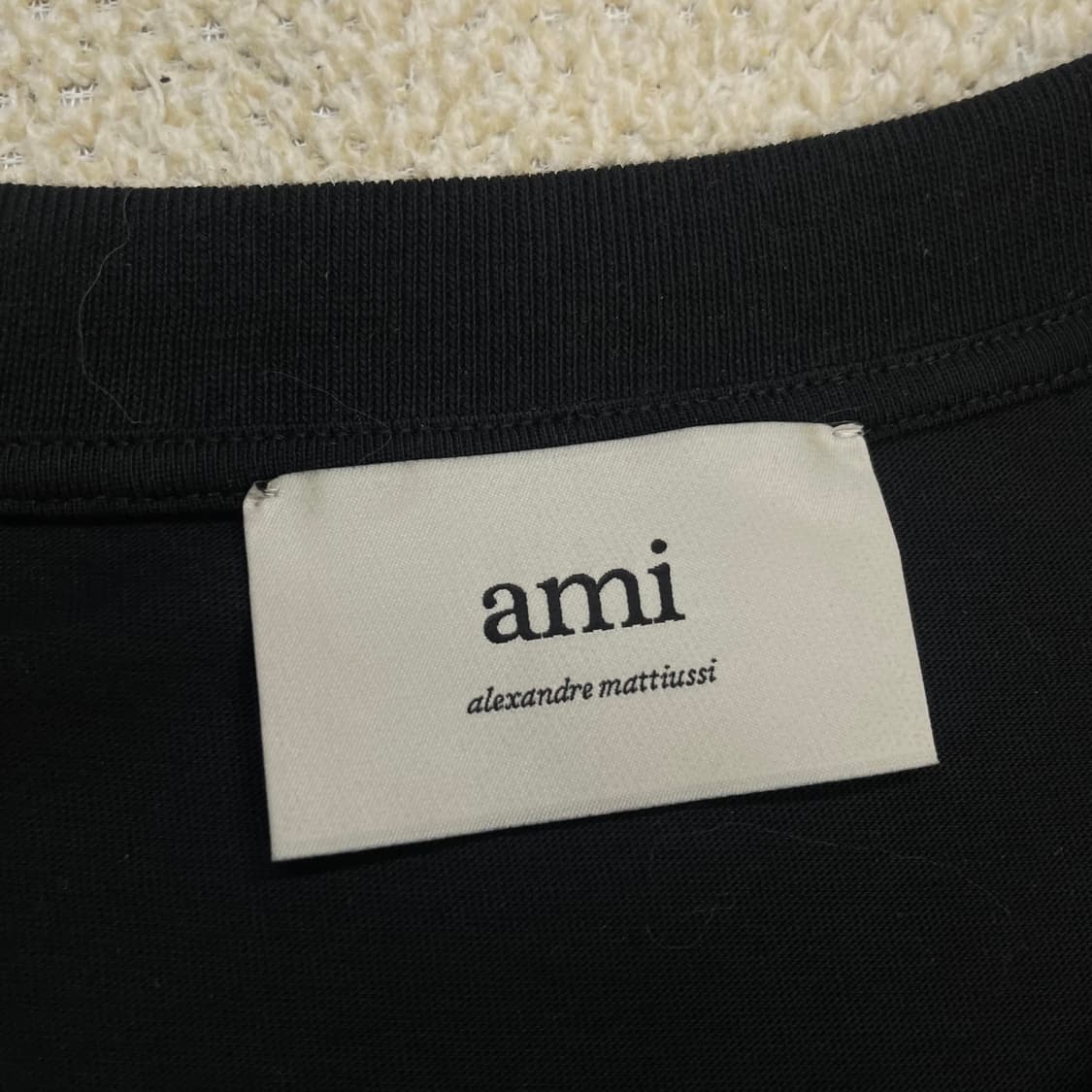 아미 Ami 스몰 하트 로고 자수 반팔티 블랙 상품이미지3