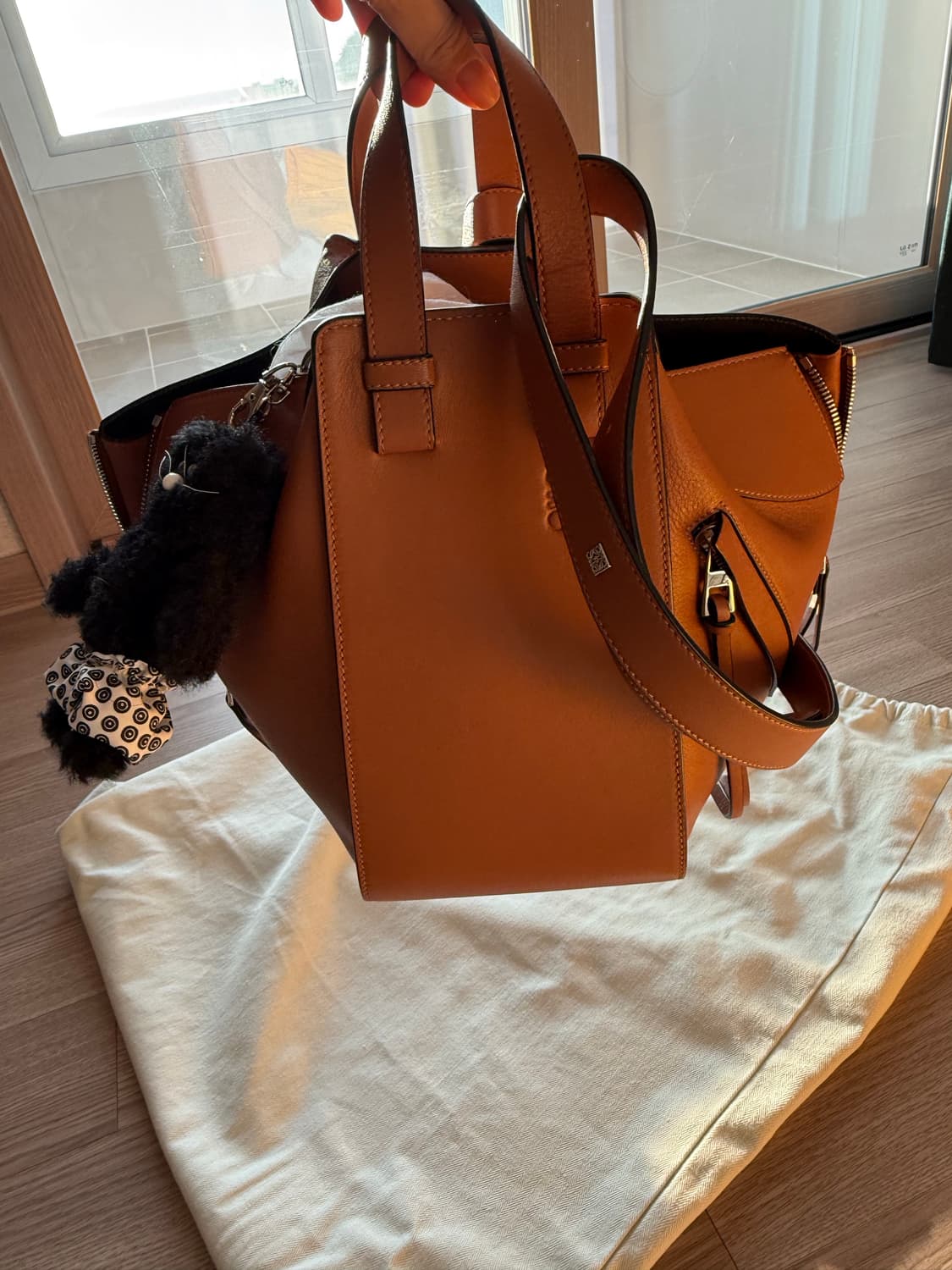 로에베 해먹백 탄컬러 미듐 상품이미지4