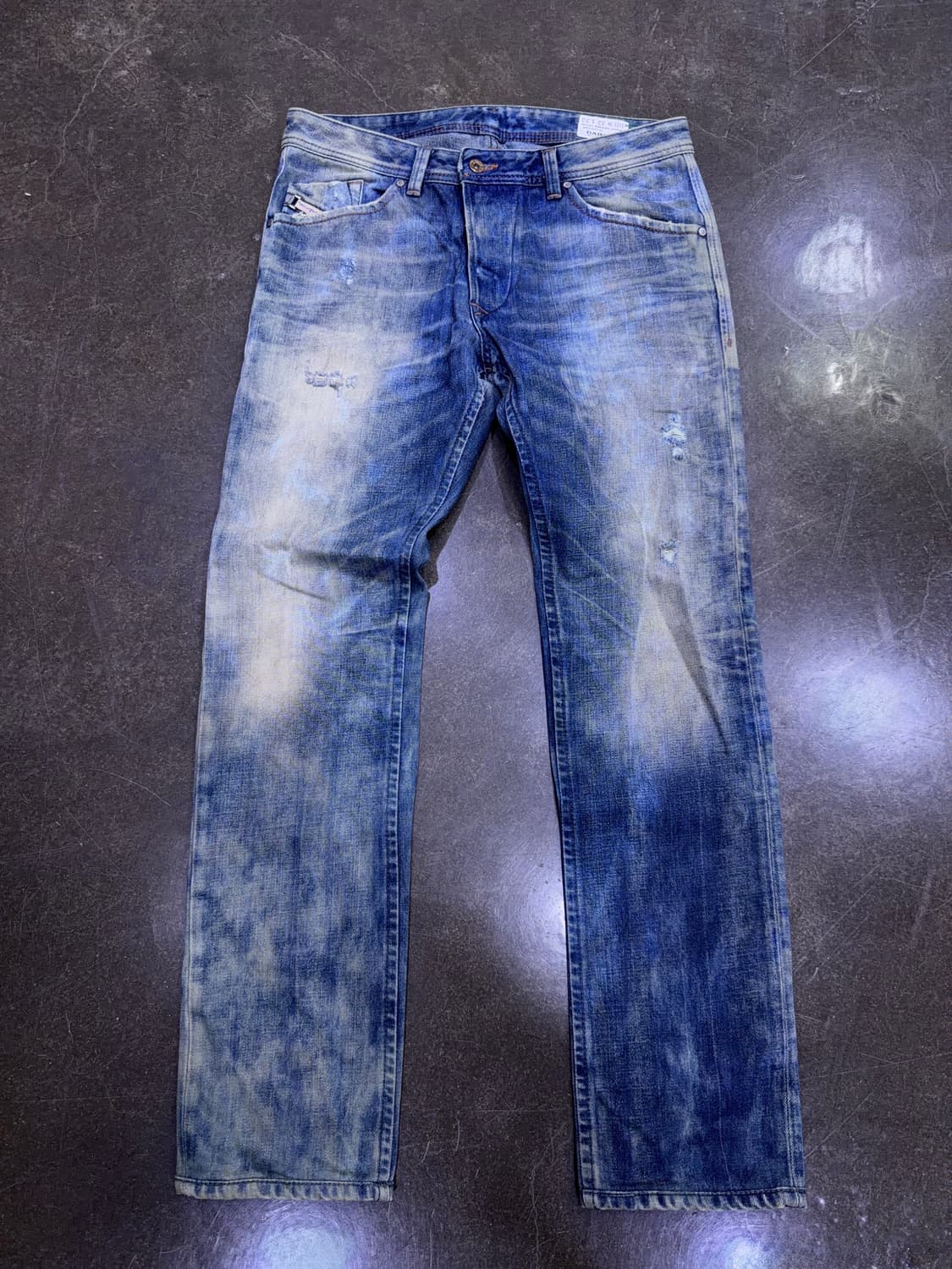 디젤 대런 빈티지 워싱 레귤러 슬림 테이퍼드핏 데님팬츠 32 상품이미지1