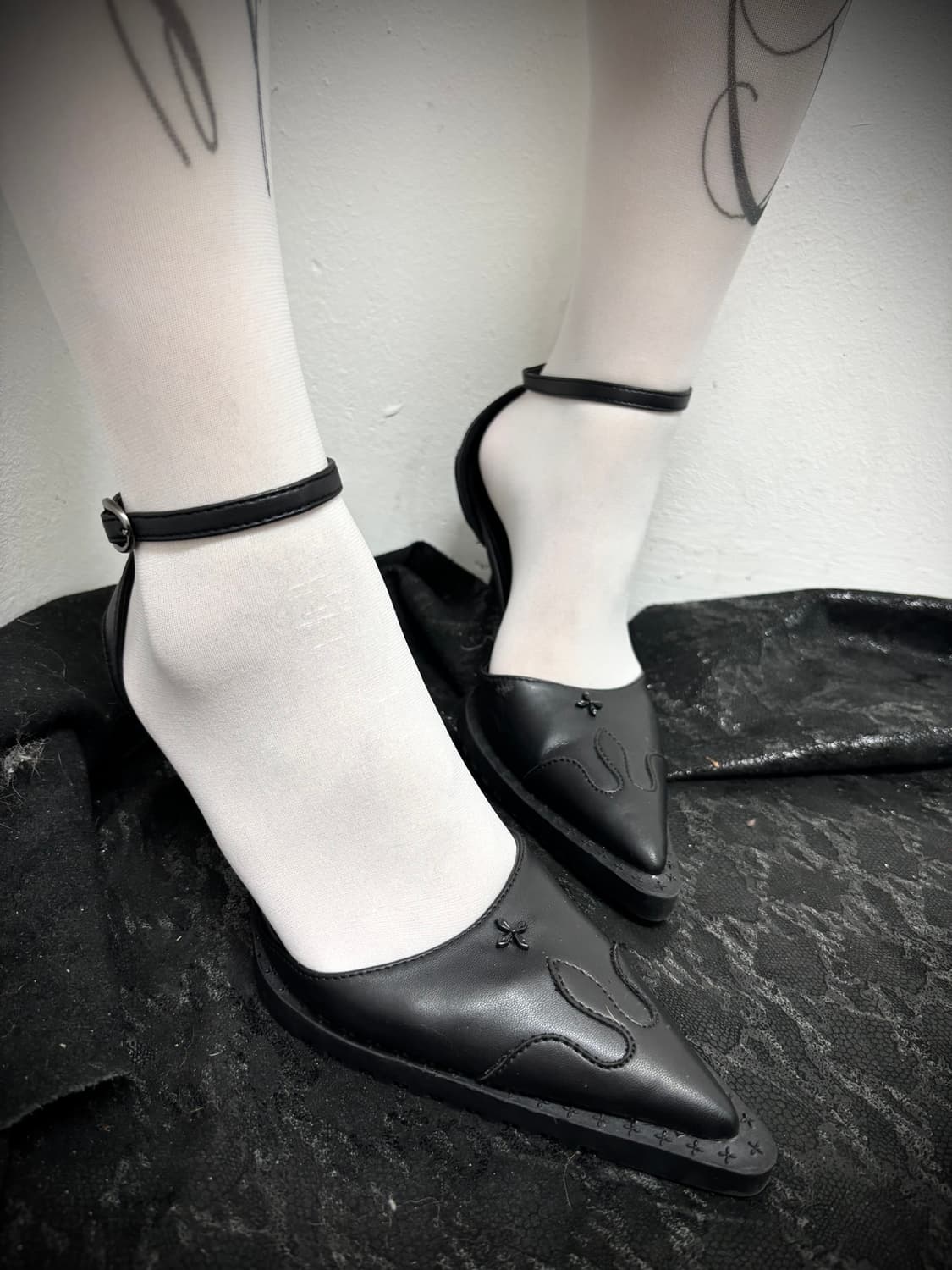 “Vintage” Cross Detail Gothic Mood Shoes 상품이미지1