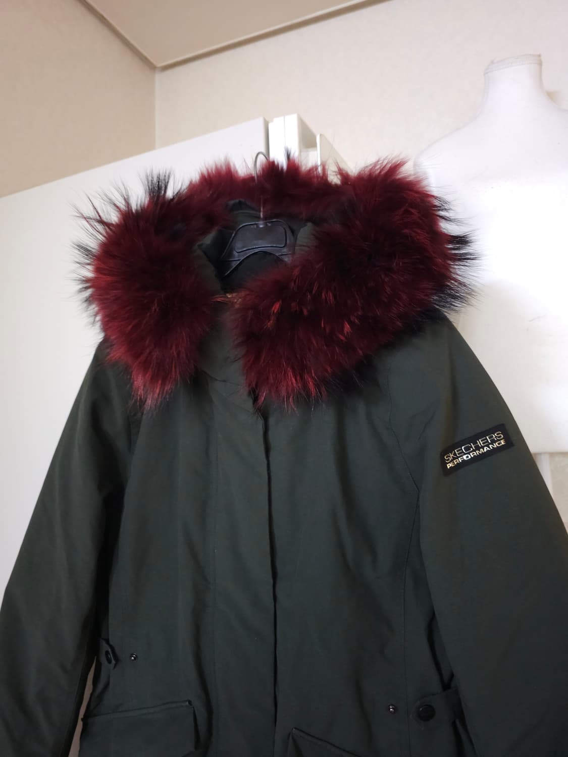 스케쳐스 구스다운  라쿤퍼  롱패딩 카키 상품이미지2