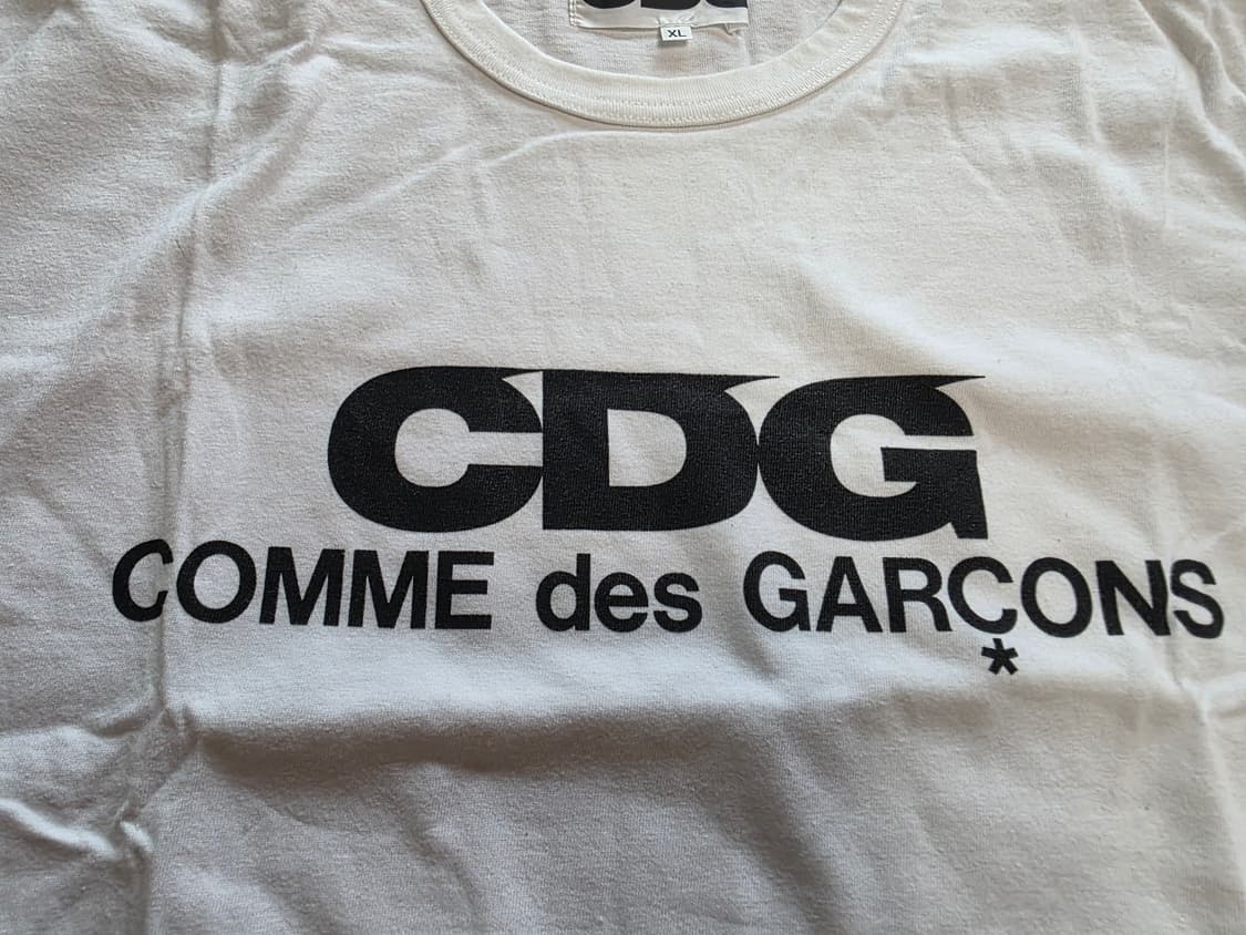 CDG 꼼데가르송 로고 프린트 티셔츠 화이트 상품이미지3