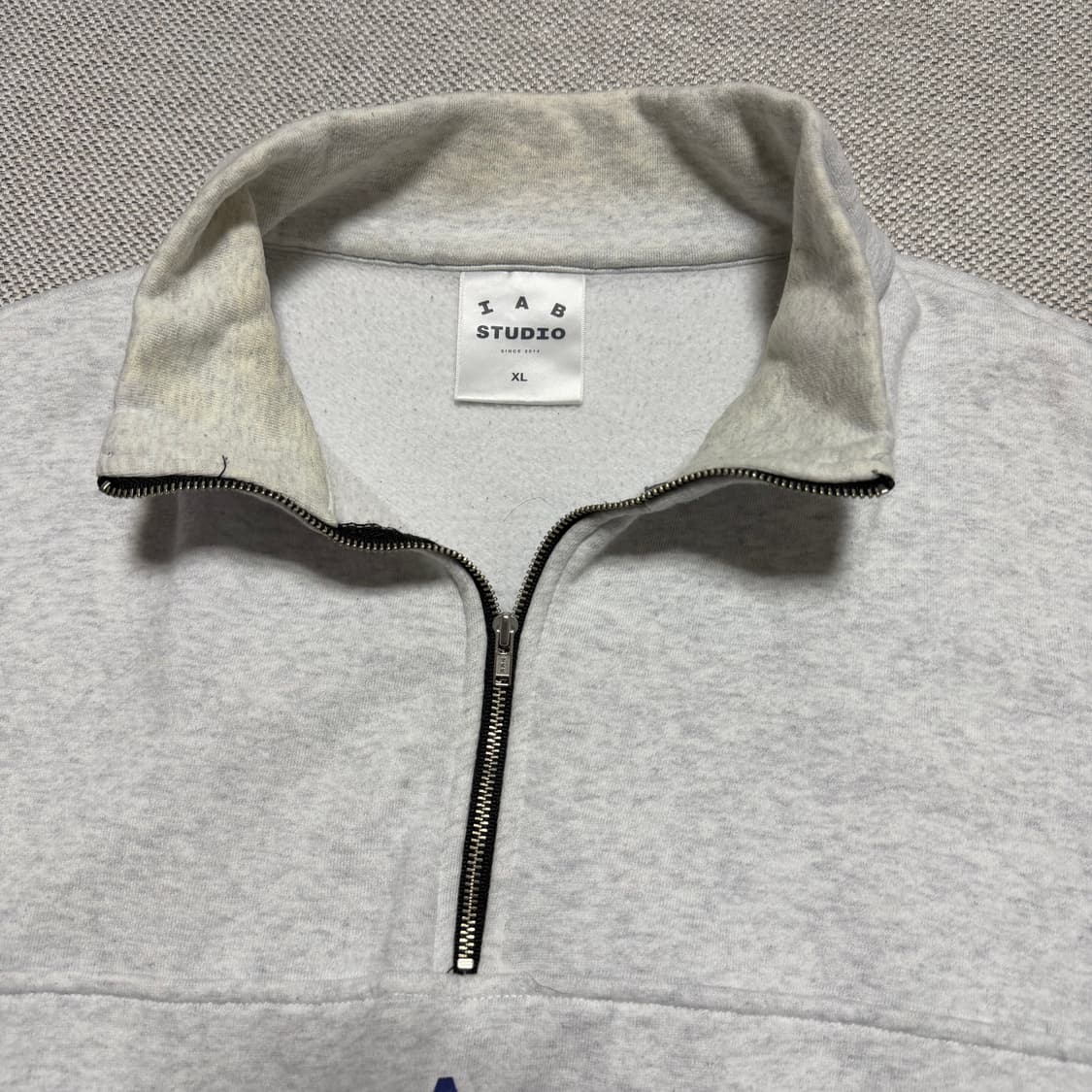 아이앱 IAB 스튜디오 하프집업 맨투맨 상품이미지2