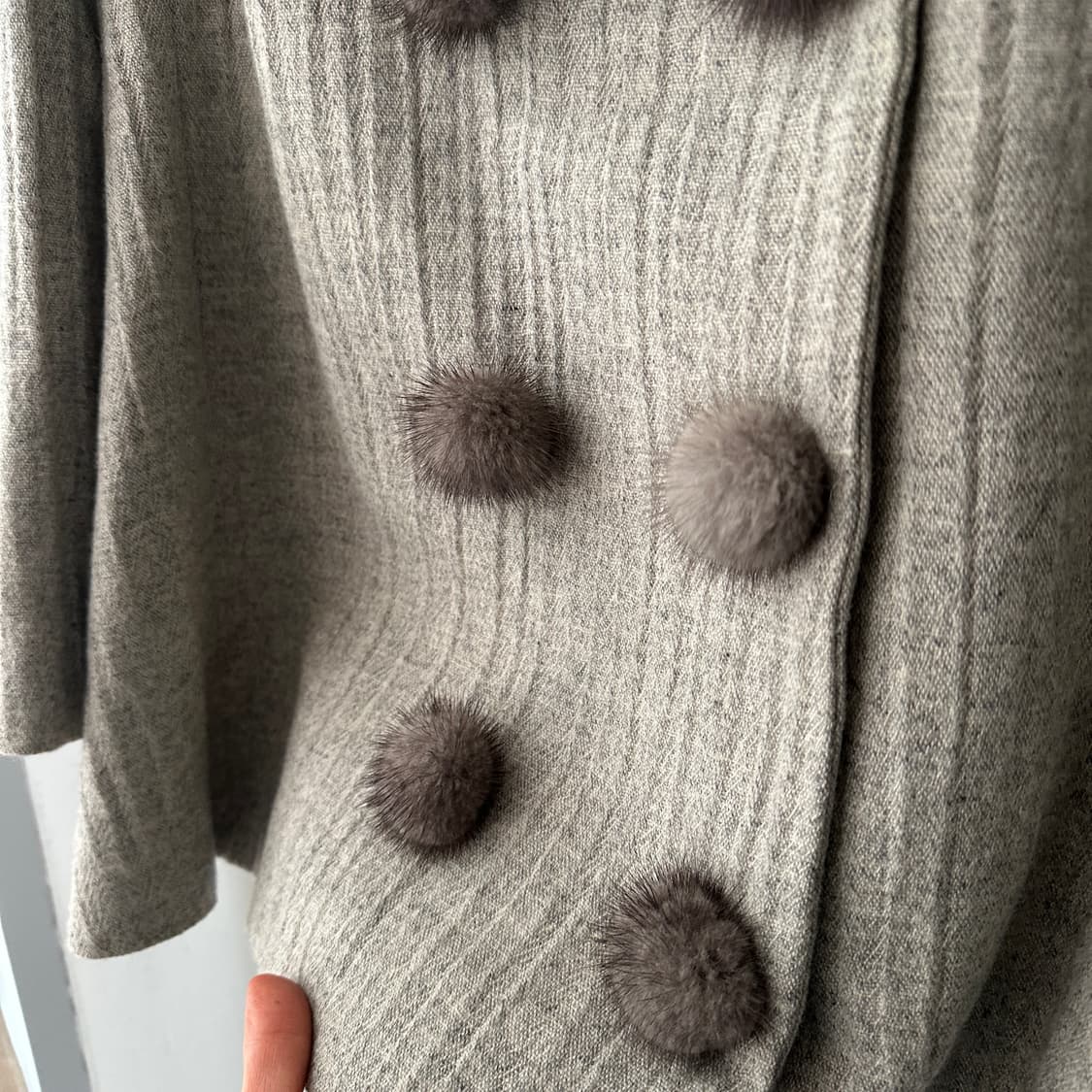 [Senada Theory] 플라워 코사지 & 폼폼 디테일 울 블렌드 코 상품이미지4