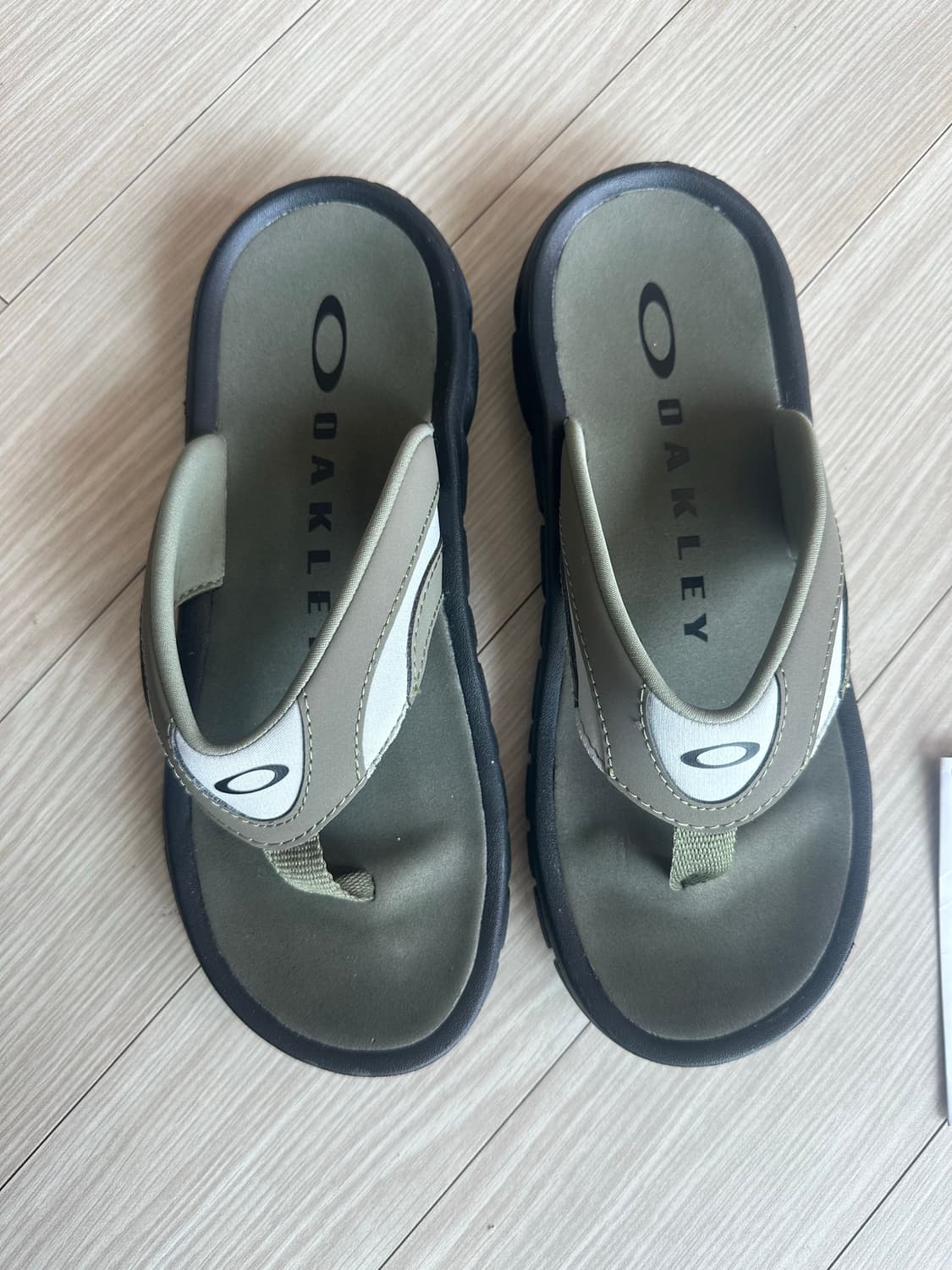 [새상품]오클리 쪼리 240사이즈(카키색) 상품이미지3