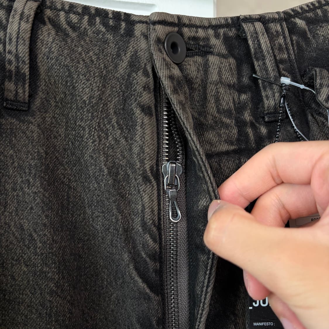 [새상품/1] 율리우스 25SS 12oz 데님 와이드 가스마스크 카고팬츠 상품이미지4