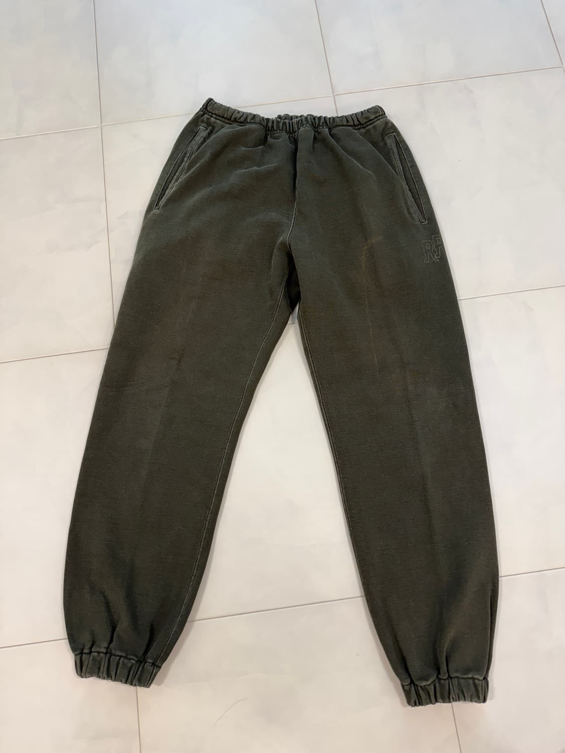 에센스룸 블라인드파일즈 스웻팬츠 올리브 L(32-34) 상품이미지1