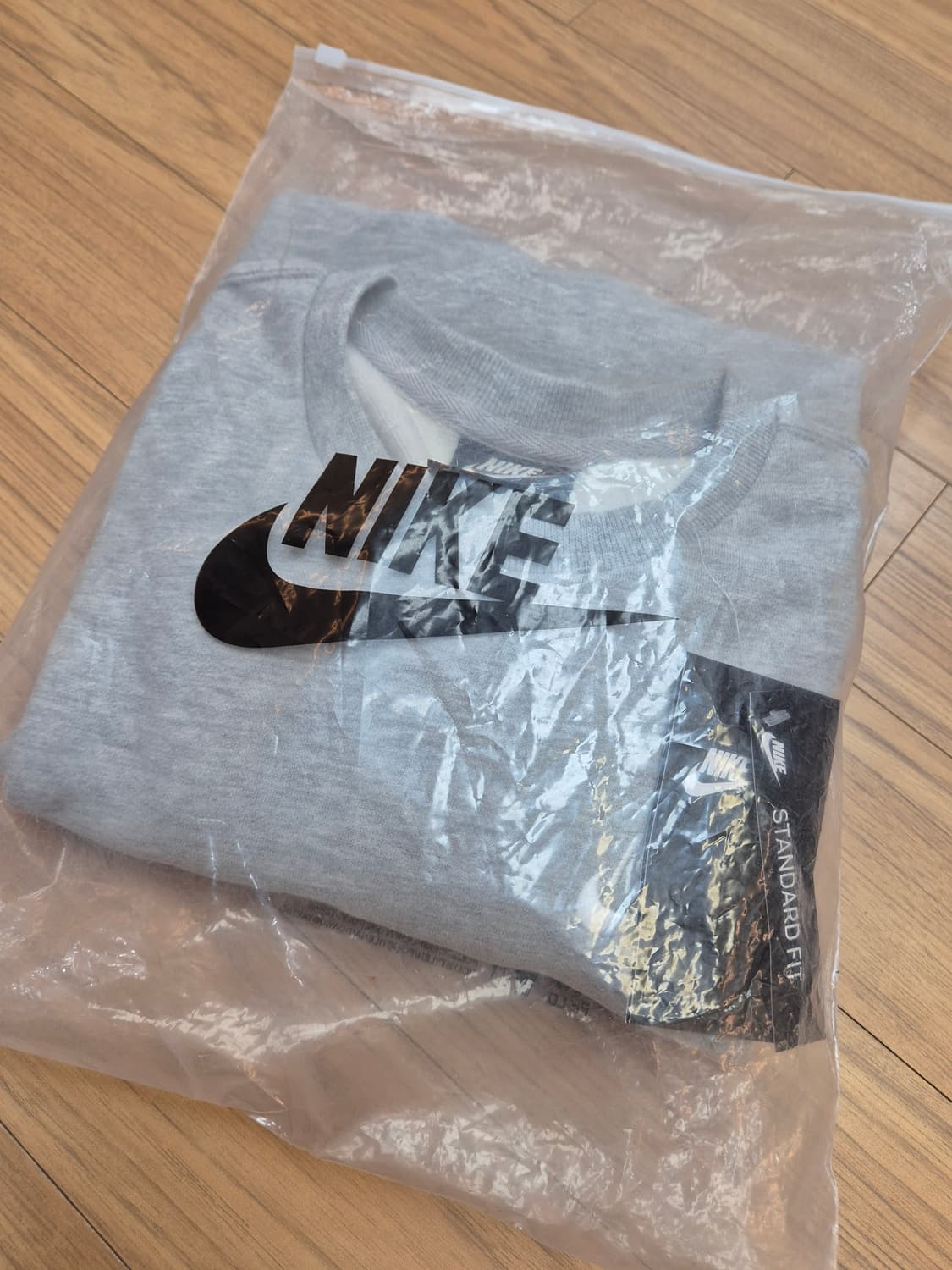 택 달린 나이키 맨투맨 M사이즈 새상품입니다. 회색 무난한 색상이라 어디 상품이미지10