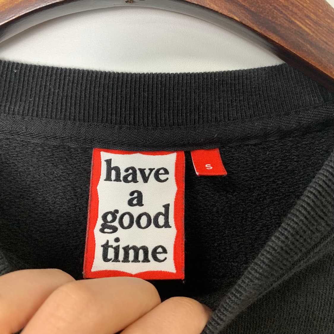 해브어굿타임 박스로고 블랙 맨투맨 상품이미지5