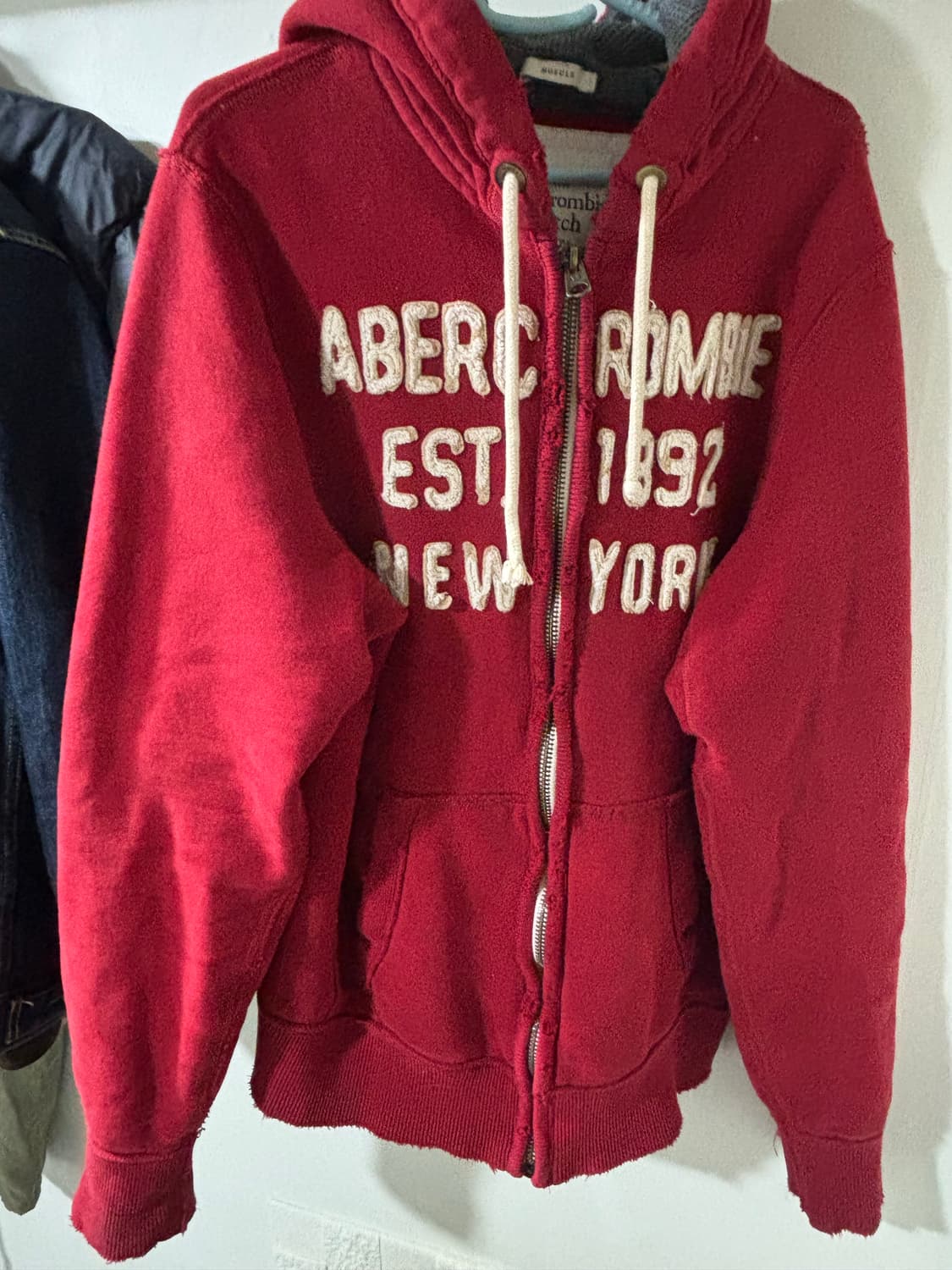 양홍원st 아베크롬비 스펠 로고 딥레드 후드집업 상품이미지2
