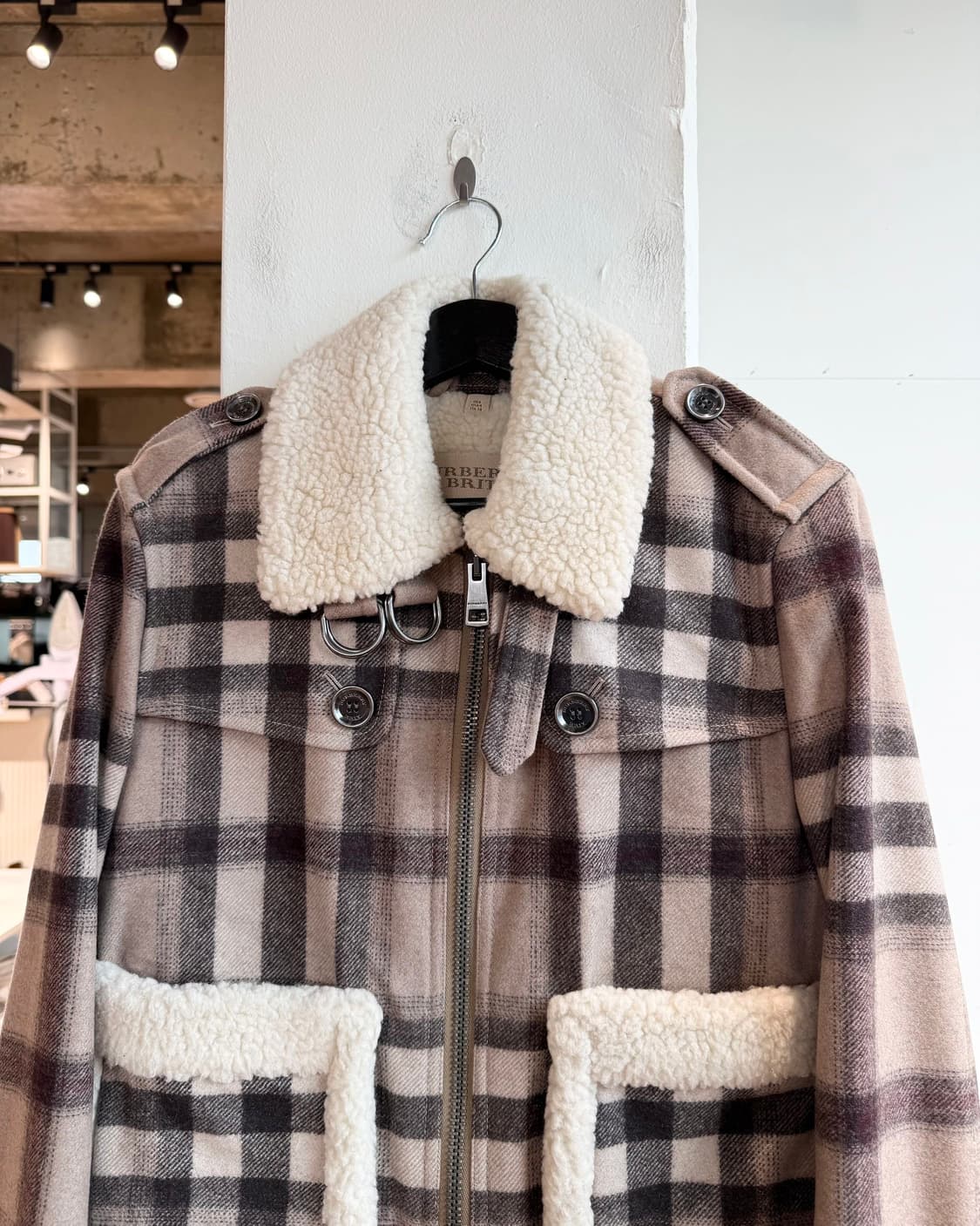 버버리 브릿 브라운 노바체크 무스탕 자켓  상품이미지3