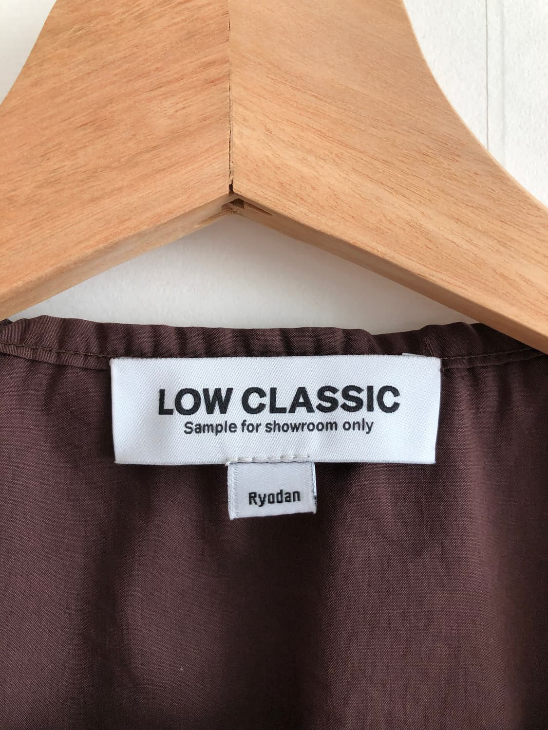 로우클래식 슬리브리스 블라우스 브라운 상품이미지5