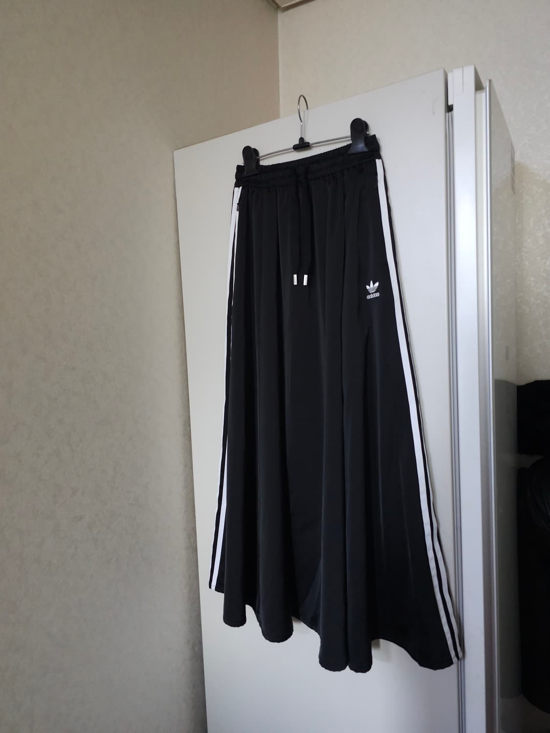 아디다스 삼선 블랙 롱 사틴 스커트 상품이미지1