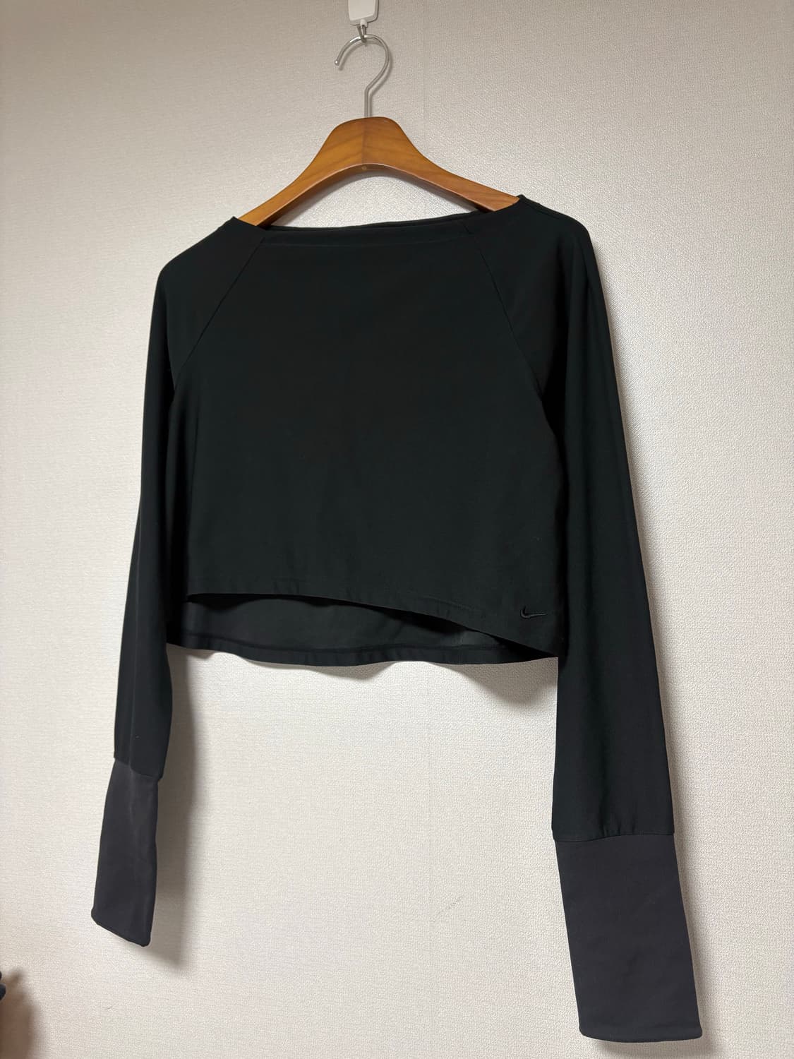 나이키 블랙 긴팔 크롭 티셔츠 나이키티 커버업 자수티 상품이미지1